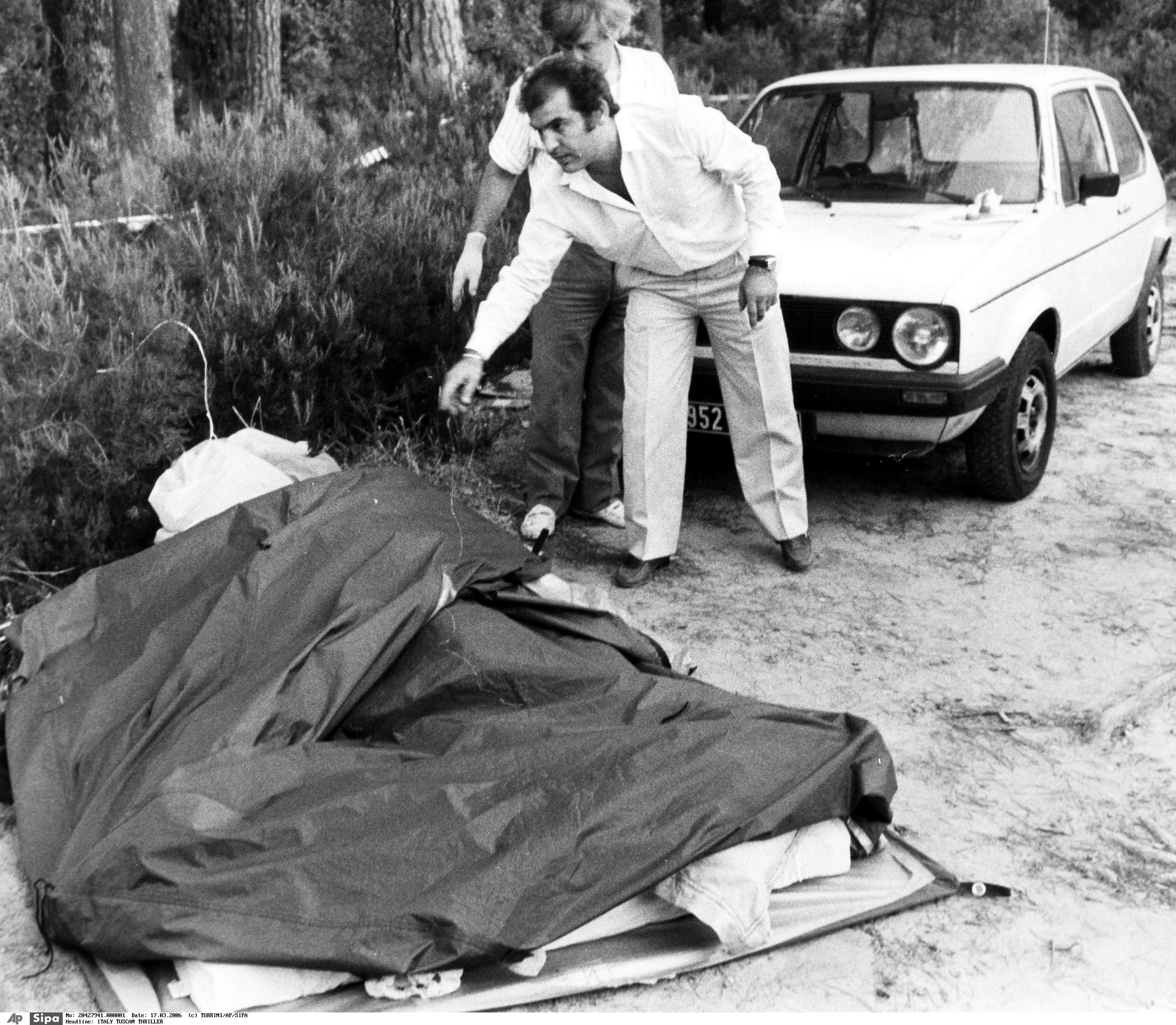 Les corps sans vie de Nadine Mauriot et de son petit ami Jean Michel Kravcicvili ont été retrouvés à San Casciano Val di Pesa, près de Florence, le 9 septembre 1985. AP Photo/SIPA/Torrini