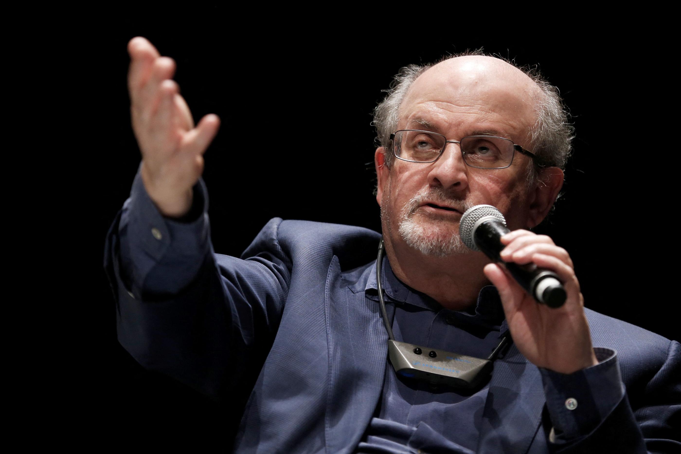 Salman Rushdie s'apprêtait à donner une conférence avant d'être attaqué.  AFP/ Charly Triballeau