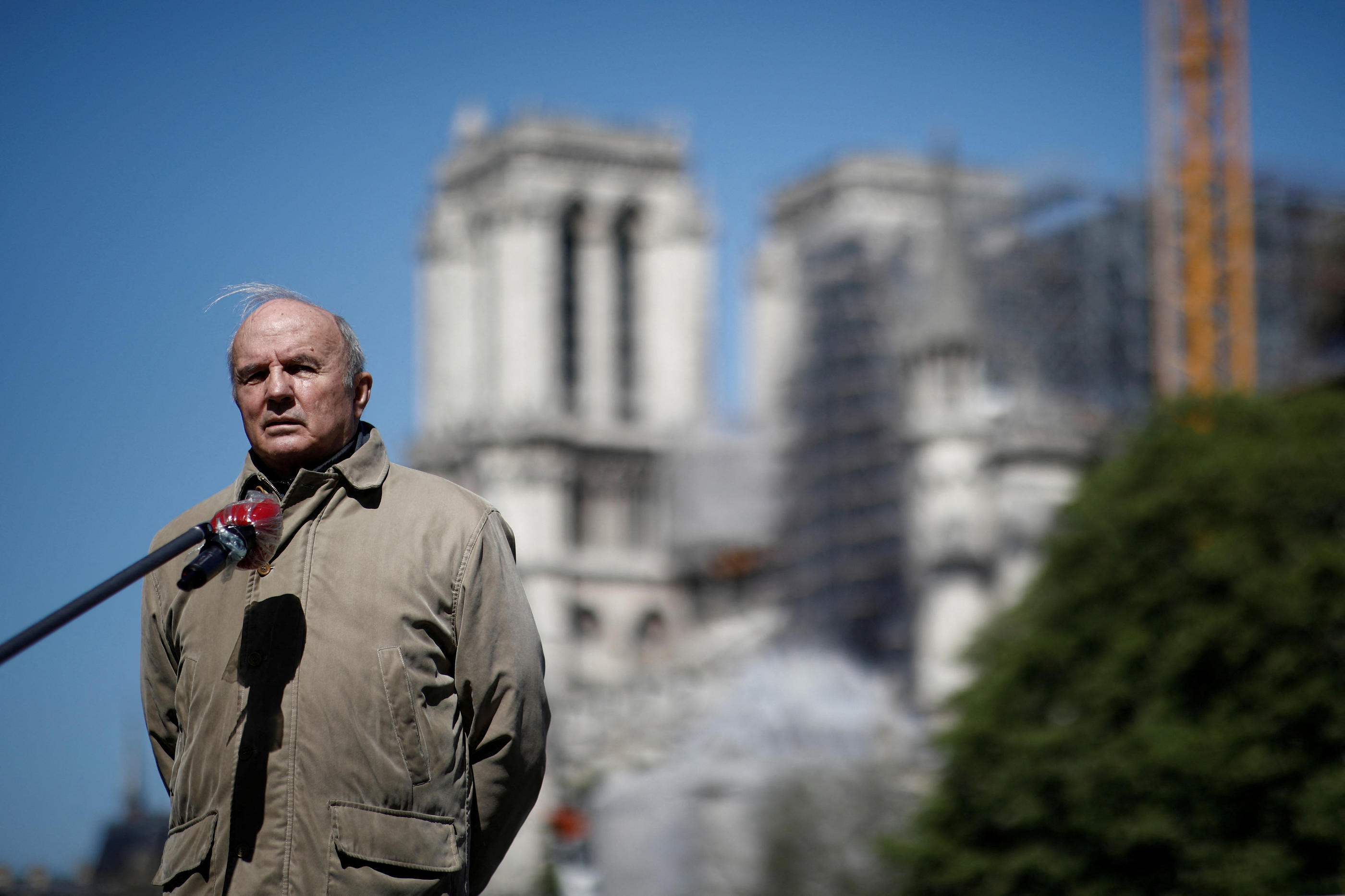 Jean-Louis Georgelin, ici devant Notre-Dame lors d'une conférence de presse, le 14 avril 2020. REUTERS/Benoit Tessier