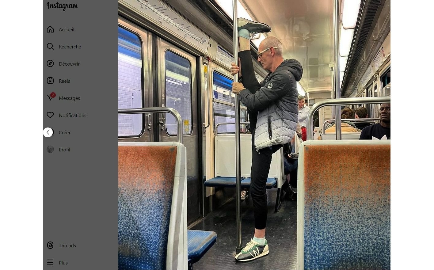 Parmi les photos postées sur le compte Instagram «Les Gens dans le métro», cet homme faisant le grand écart dans une rame de la ligne 12. /Capture d'écran/Instagram/lesgensdanslemetro_