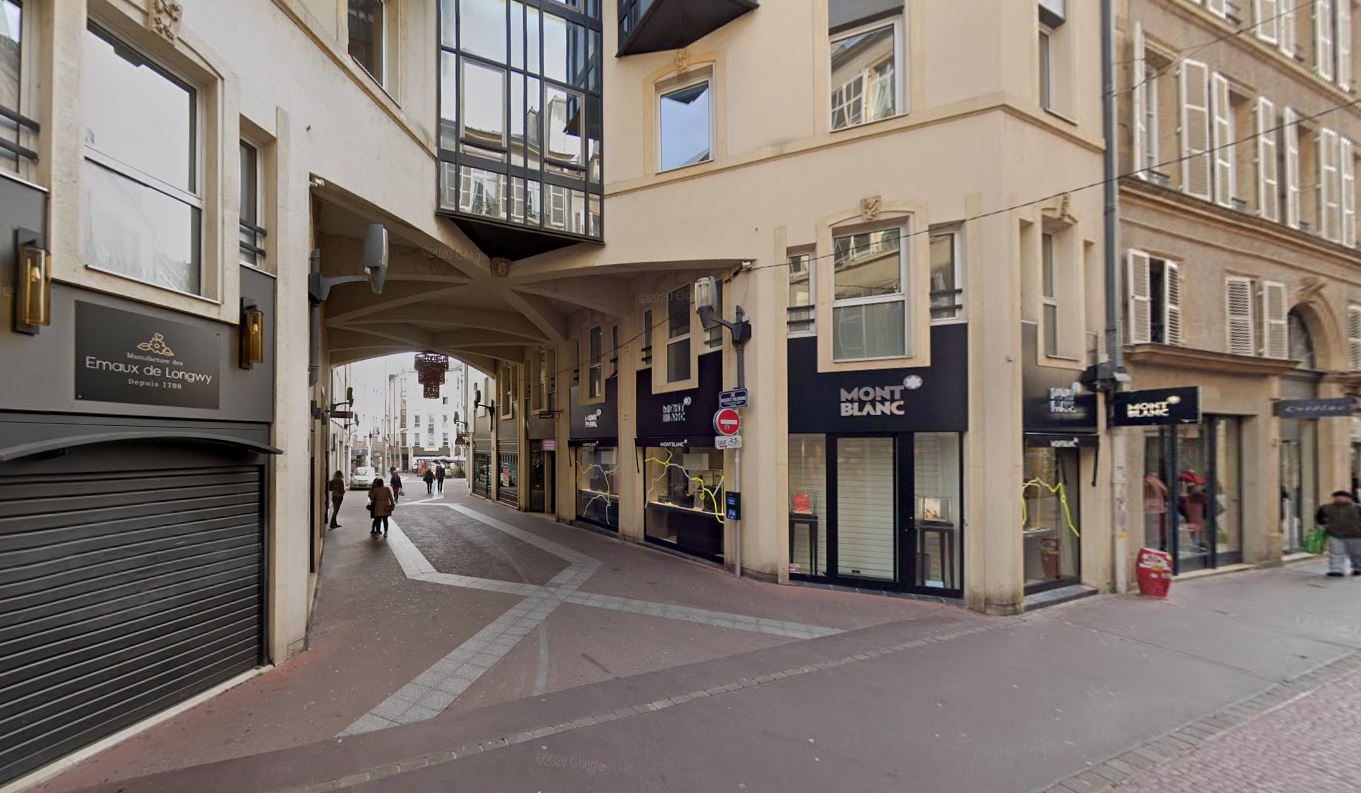 C'est ici croisement de la rue des Clercs et de la rue Marguerite Puhl-Demange, en plein centre-ville de Metz (Moselle) que Samir Hamraoui a été mortellement poignardé. (Capture d'écran) Google Street View