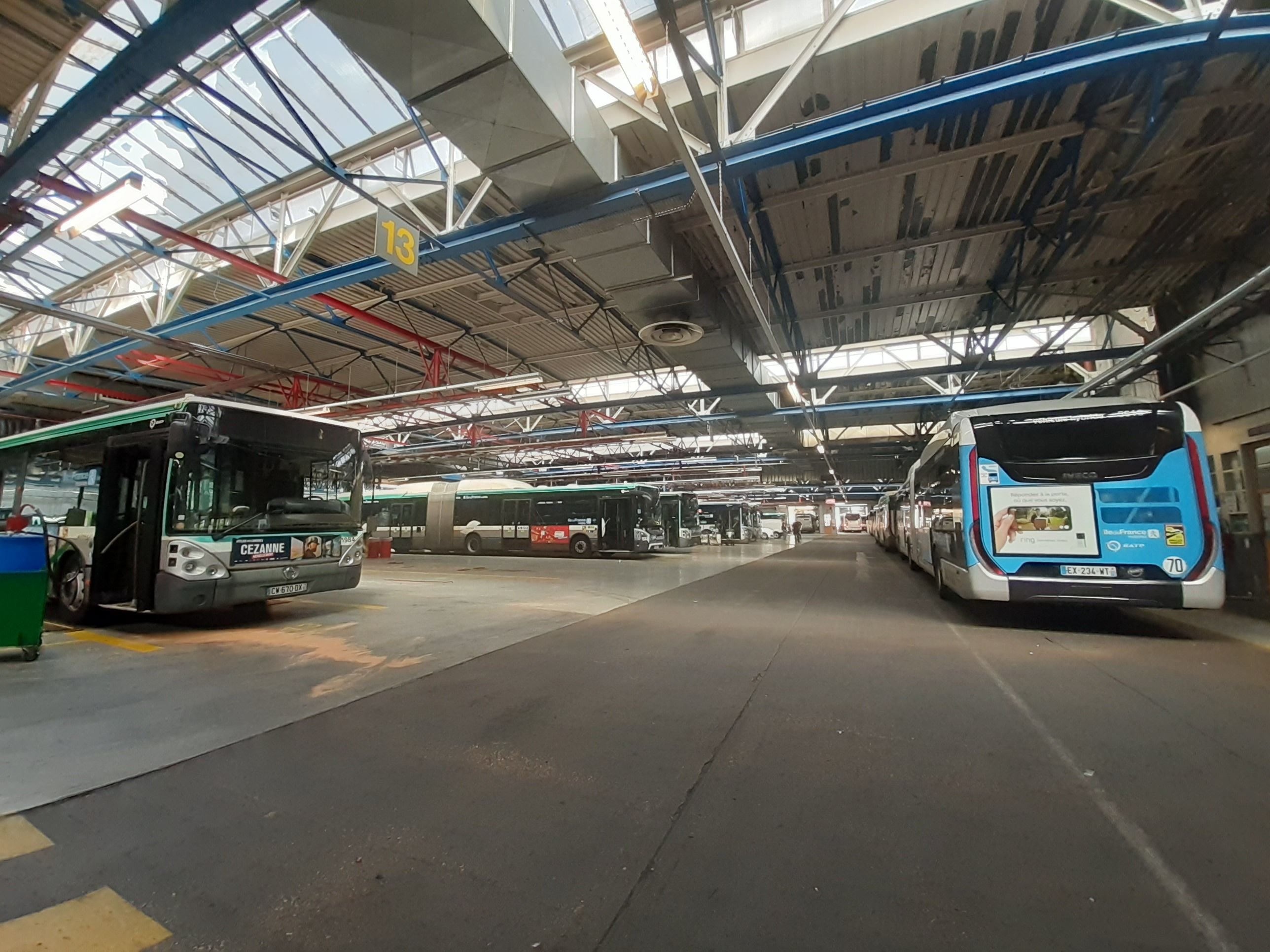 Ce mardi matin, le CSSCT de la RATP a demandé la fermeture de locaux dans le dépôt de bus d’Ivry-sur-Seine dans le Val-de-Marne, en raison d’une «exposition au risque chimique et à des produits cancérogènes, mutagènes ou toxiques pour la reproduction». LP/Fanny Delporte