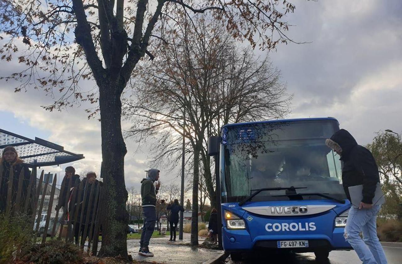Un bus du réseau Corolis a été dégradé samedi. Un projectile a brisé une vitre, sans atteindre le conducteur et les passagers. (Illustration). LP/Juliette Duclos.
