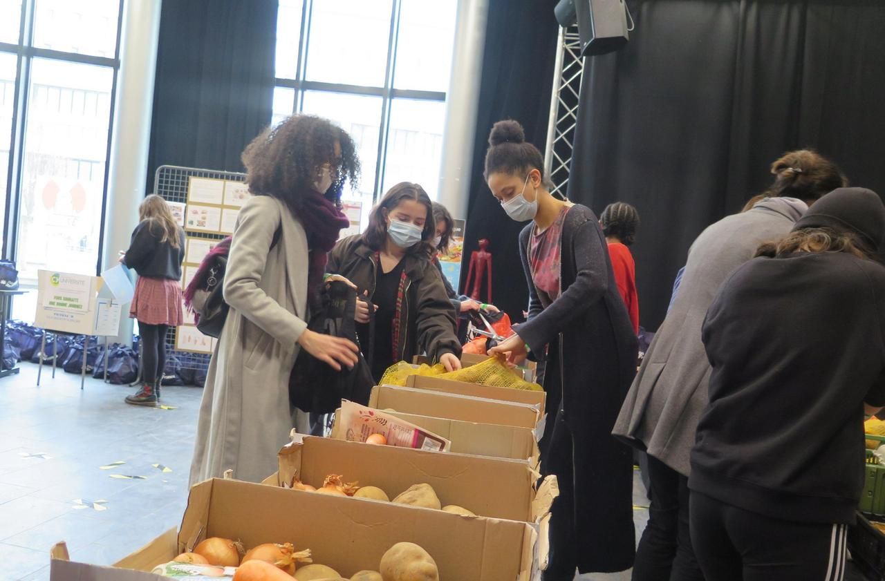 <b></b> L’université de Cergy est obligée d’accueillir régulièrement des distributions alimentaires pour aider la population étudiante au sein de laquelle la précarité explose.