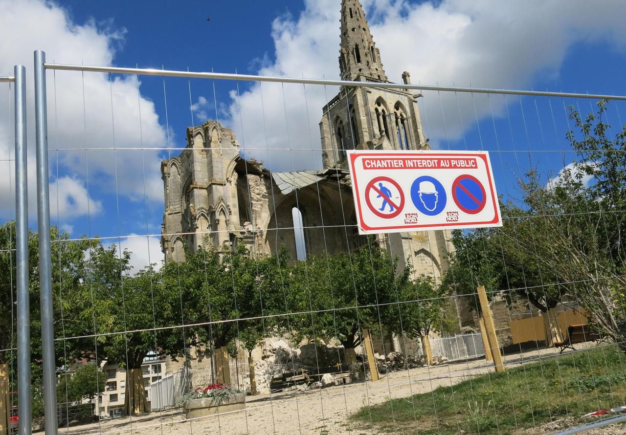 <b></b> Crépy-en-Valois, juillet 2019. Le clocher Saint-Thomas est sous haute surveillance depuis qu’une partie de la façade s’est écroulée.