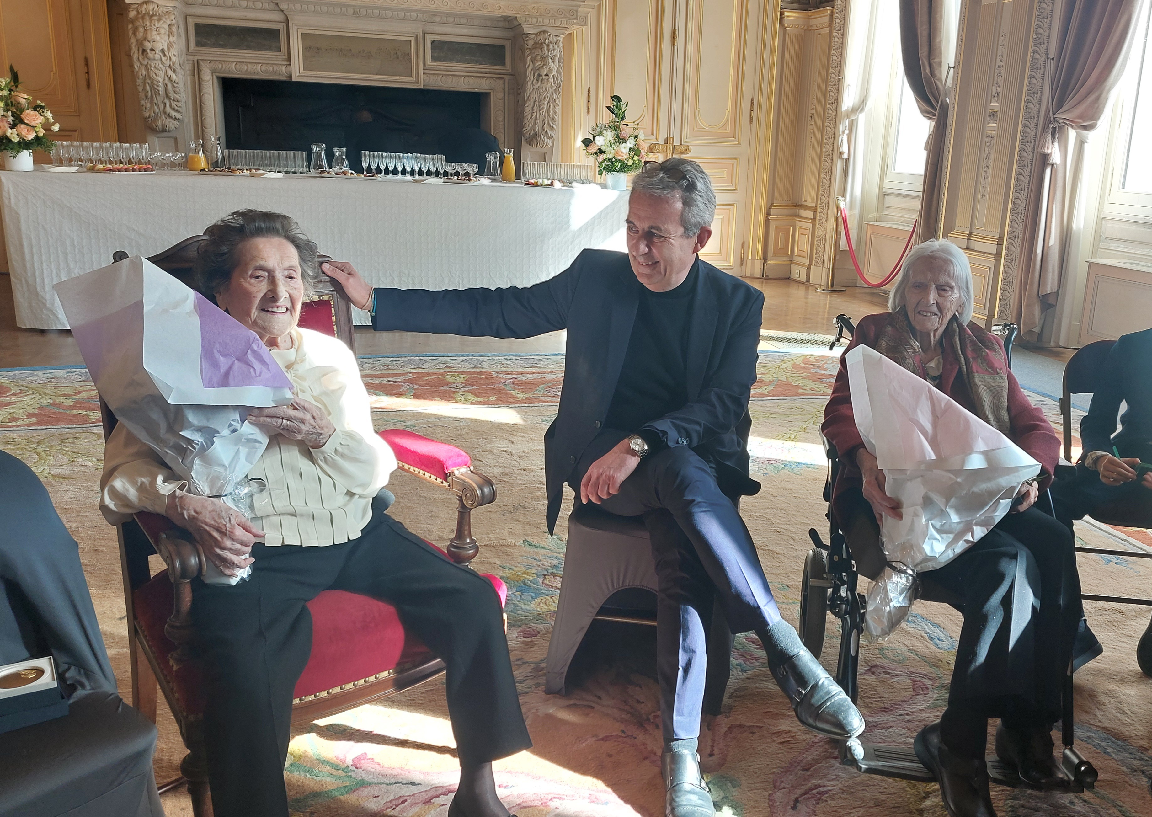 Jean-Christophe Fromantin, le maire (DVD) de Neuilly, entouré de Césarine et Fernande, les deux doyennes de la commune âgées de 107 ans. LP/Anne-Sophie Damecour