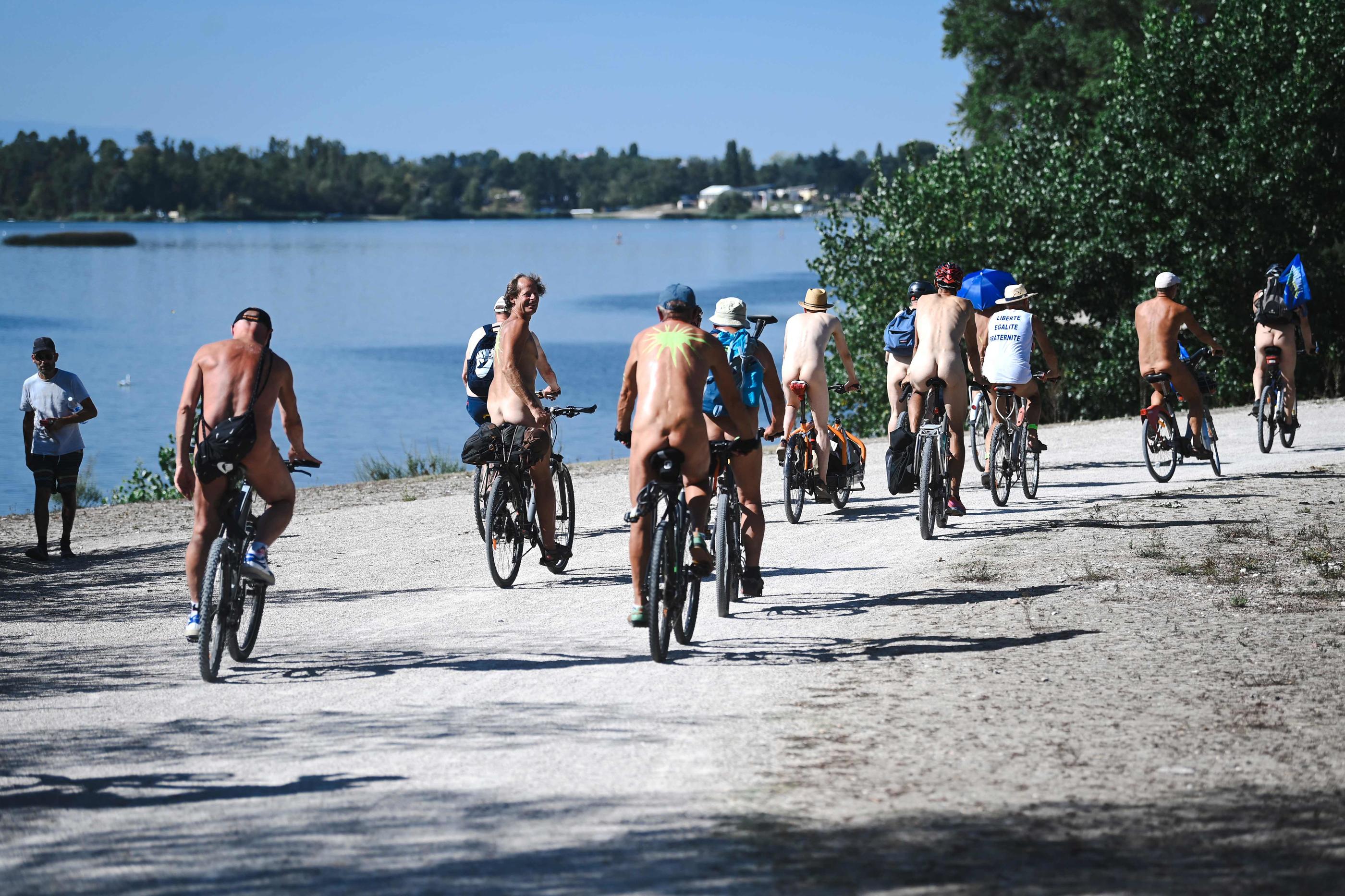 A l'occasion du World Naked Bike Ride, les cyclotouristes nus se sont rassemblés ce samedi au parc Miribel Jonage, près de Lyon. AFP/Olivier Chassignole