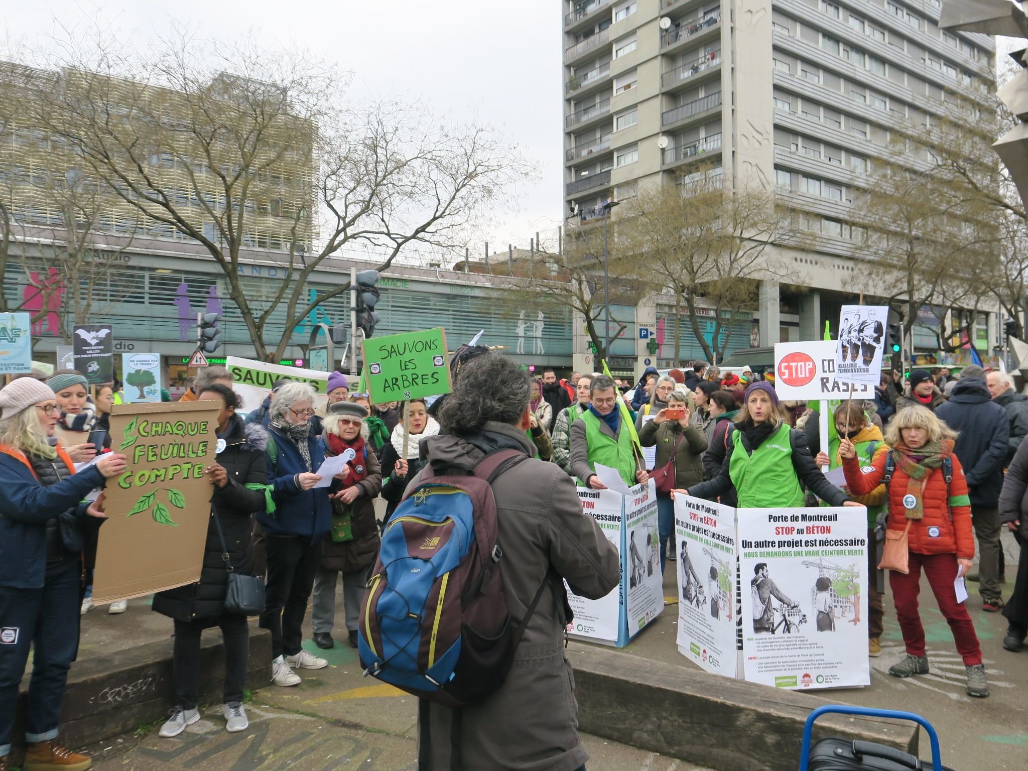 Montreuil (Seine-Saint-Denis), ce samedi. Environ 200 personnes ont manifesté pour dire non à la coupe d'arbres dans des projets urbains partout en Île-de-France. LP/A.L.