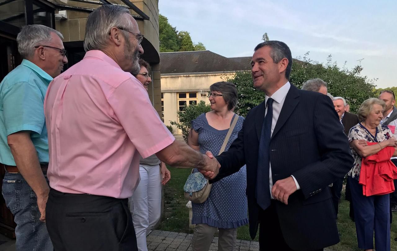 <b></b> Chalo-Saint-Mars, mercredi soir. Franck Marlin (LR) est candidat aux législatives pour la 6e fois sur la 2e circonscription de l’Essonne. Il tient 45 réunions publiques pour convaincre les électeurs de lui renouveler leur confiance.