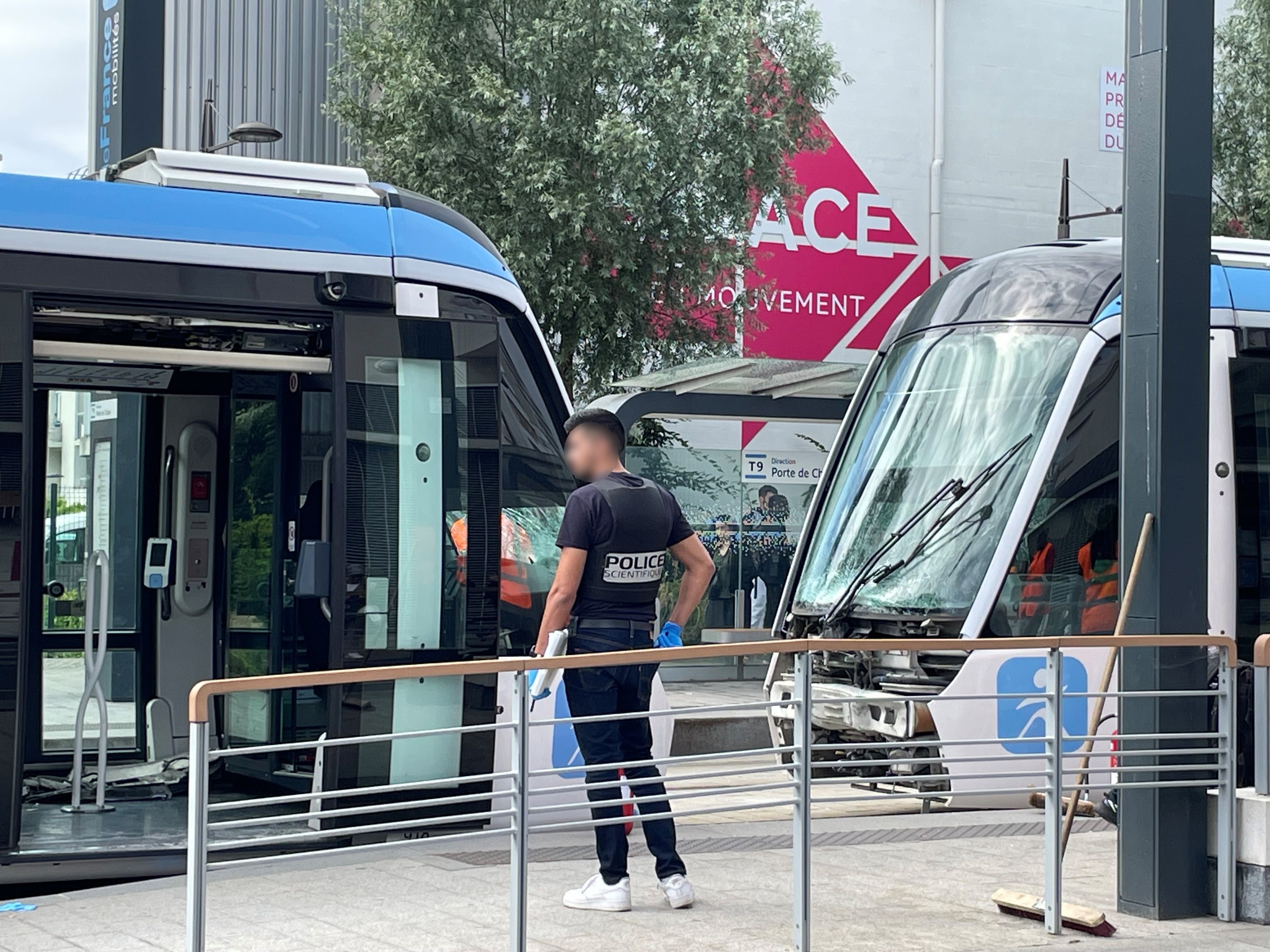 Orly (Val-de-Marne), ce vendredi matin. Après avoir évacués les neuf blessés, les enquêteurs de la police et les techniciens de Keolis ont passé la scène de l'accident au crible pour tenter de déterminer les causes de cette collision entre deux rames du tramway. LP/Sylvain Deleuze