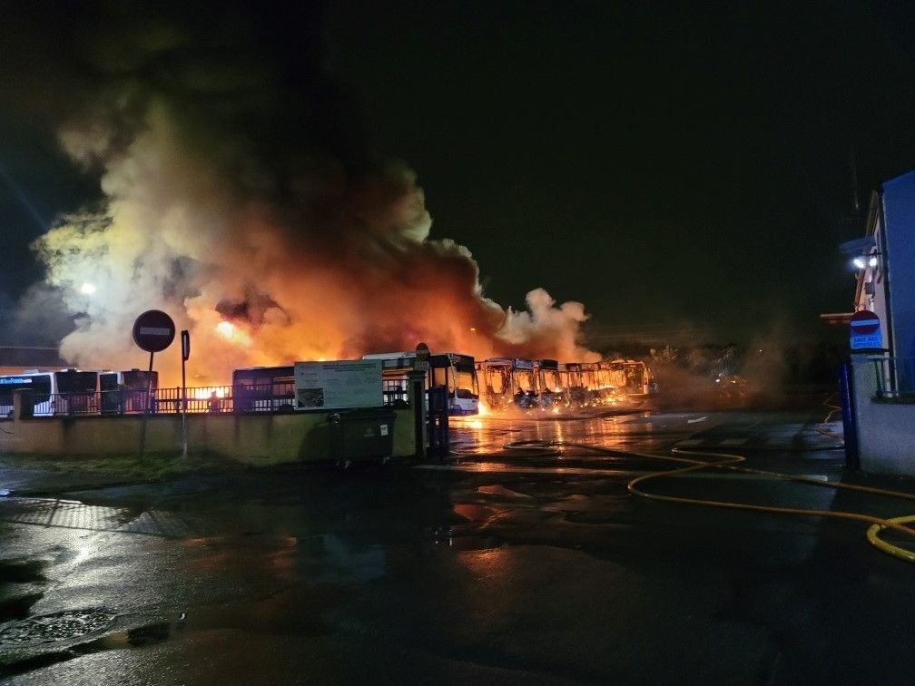 Combs-la-Ville, dimanche 7 mai. Le dépôt Transdev de Combs-la-Ville a été incendié. Dix bus auront été totalement détruits par les flammes. DR