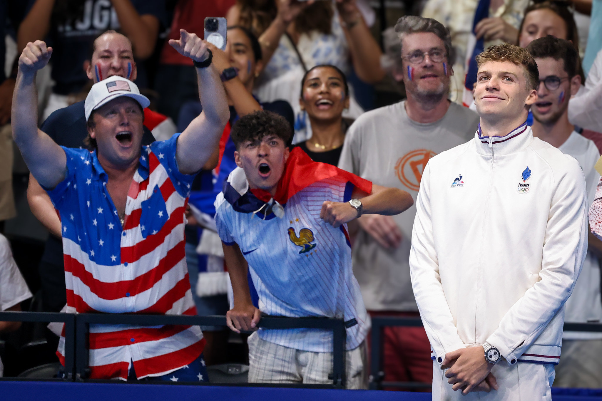 À la Défense Paris Arena, les spectateurs américains et français s'enthousiasment pour Léon Marchand. LP/Frédéric Dugit