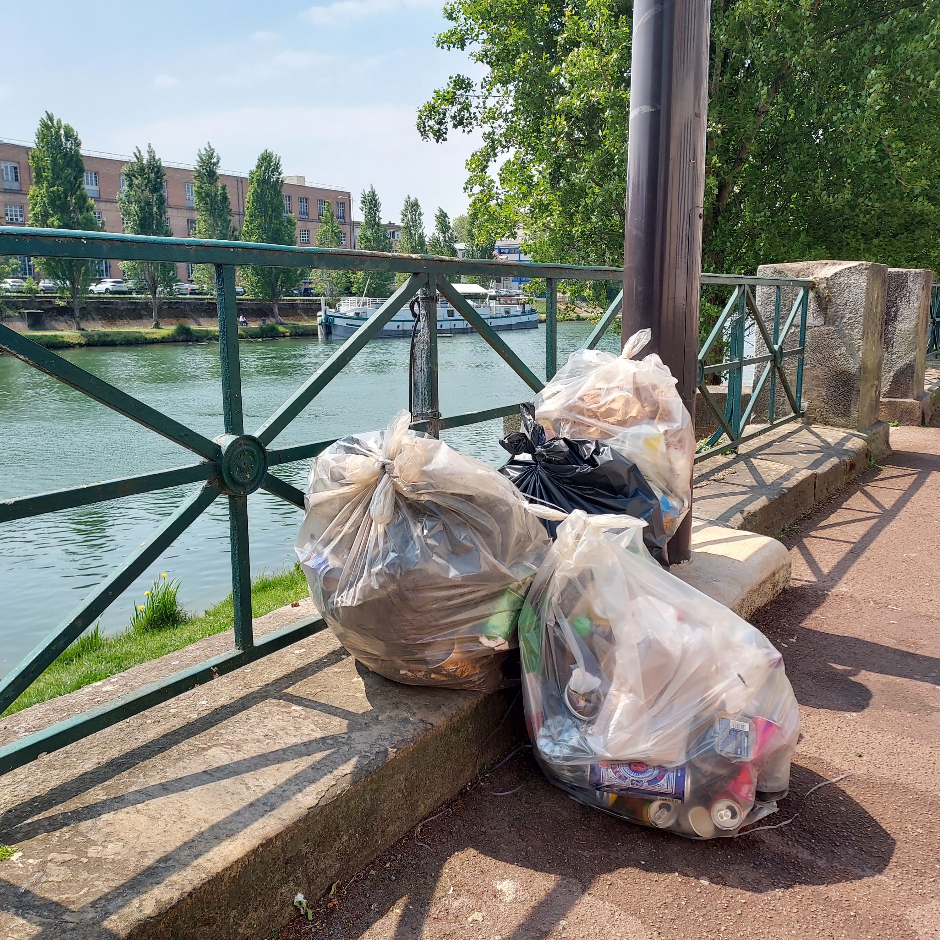 Melun (Seine-et-Marne), vendredi 6 mai. Des sacs-poubelles pleins, à même le sol... un triste spectacle, trop courant dans la ville. LP/M.Fr.