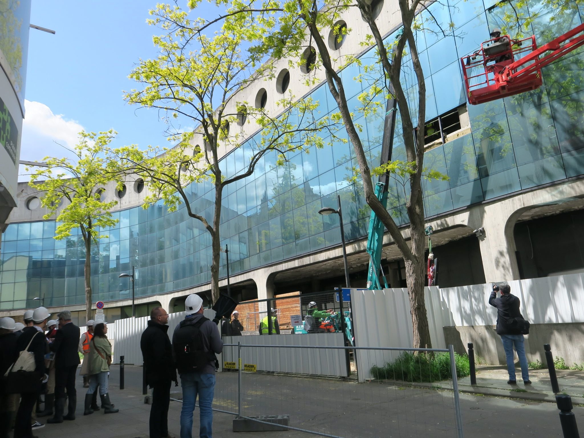 Saint-Denis (Seine-Saint-Denis). Une visite du chantier de réhabilitation de l'immeuble Niemeyer, visant notamment à remplacer dans un premier temps l'ensemble de ses fenêtres, était organisée ce mardi 16 mai. LP/A.L.