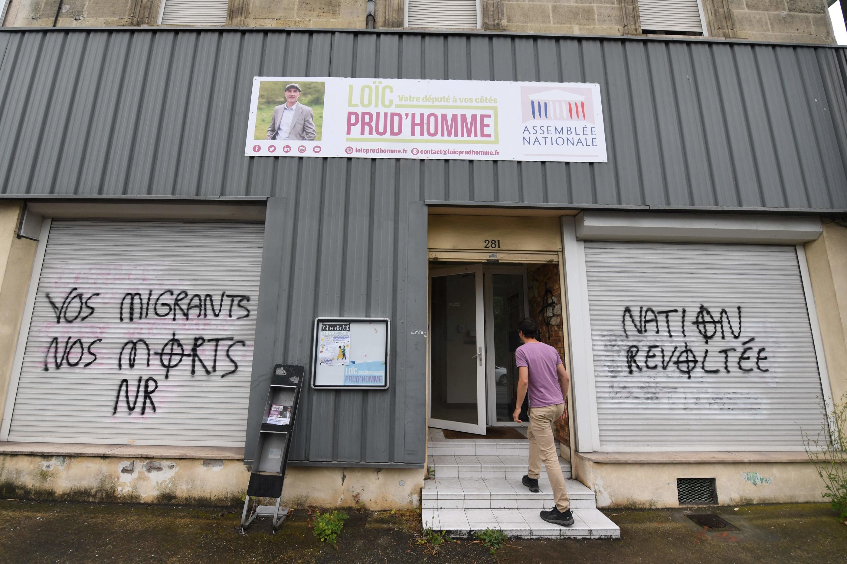 L'inscription « Vos migrants, nos morts » a été découverte vendredi sur le volet roulant de la permanence de Loïc Prud'homme à Villenave-d'Ornon, dans la banlieue de Bordeaux. MEHDI FEDOUACH / AFP