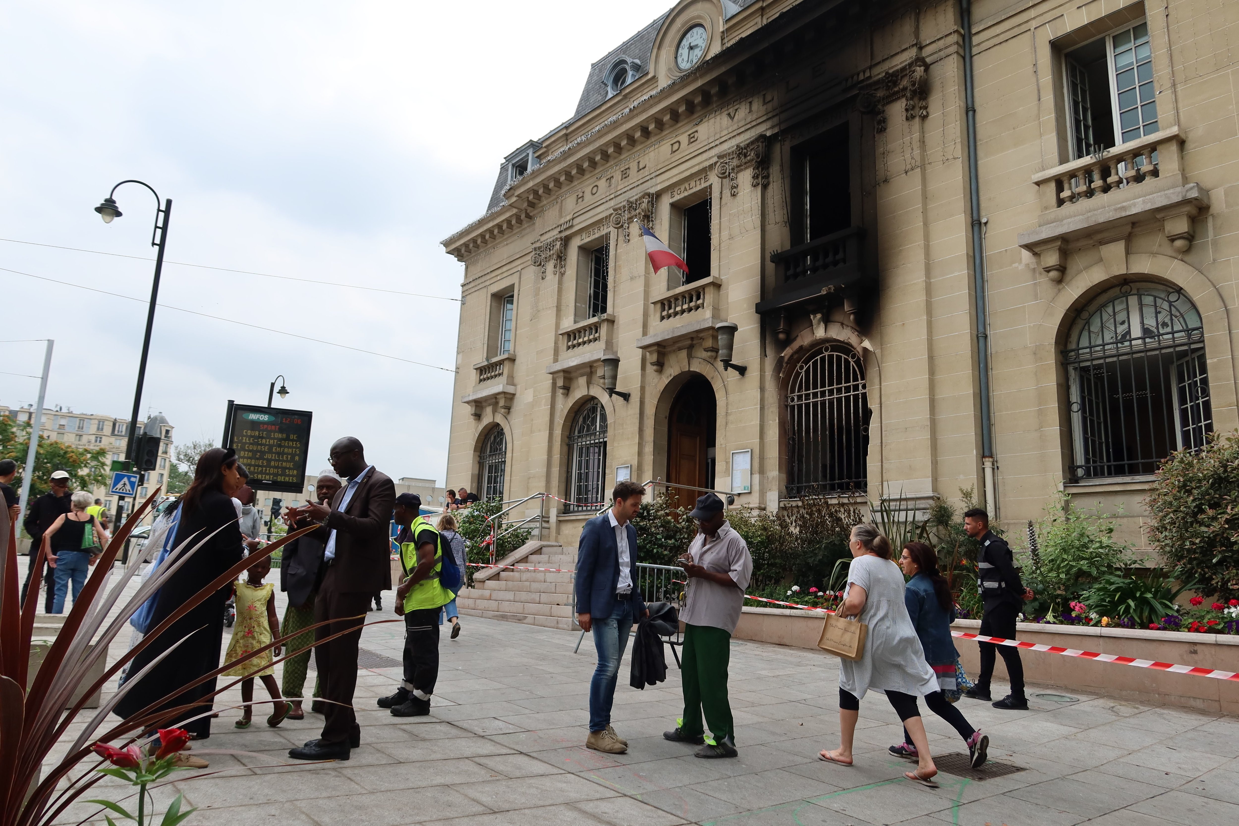 L'Île-Saint-Denis, le 29 juin 2023. L'hôtel de ville a été incendié dans la nuit du 28 au 29 juin. "Ils ont brûlé la maison du peuple", déplorait alors le maire Mohamed Gnabaly (ici à gauche, en pleine discussion avec une habitante). LP/A.A.