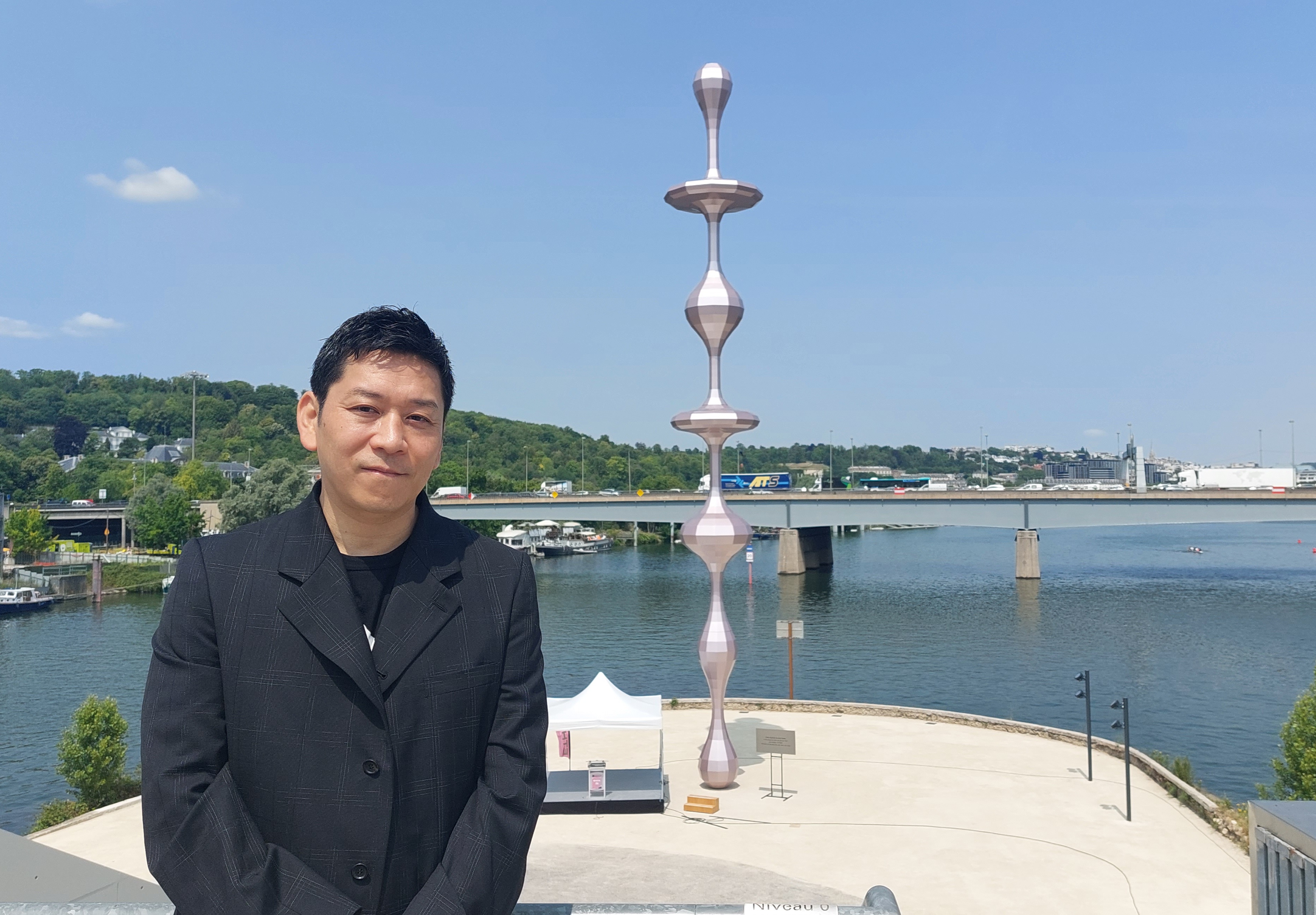 Boulogne-Billancourt, le 28 juin 2023. L'artiste japonais Kohei Nawa devant sa sculpture monumentale "Ether (Egalité)" installée sur la pointe aval de l'Ile Seguin. LP/A.-S.D.