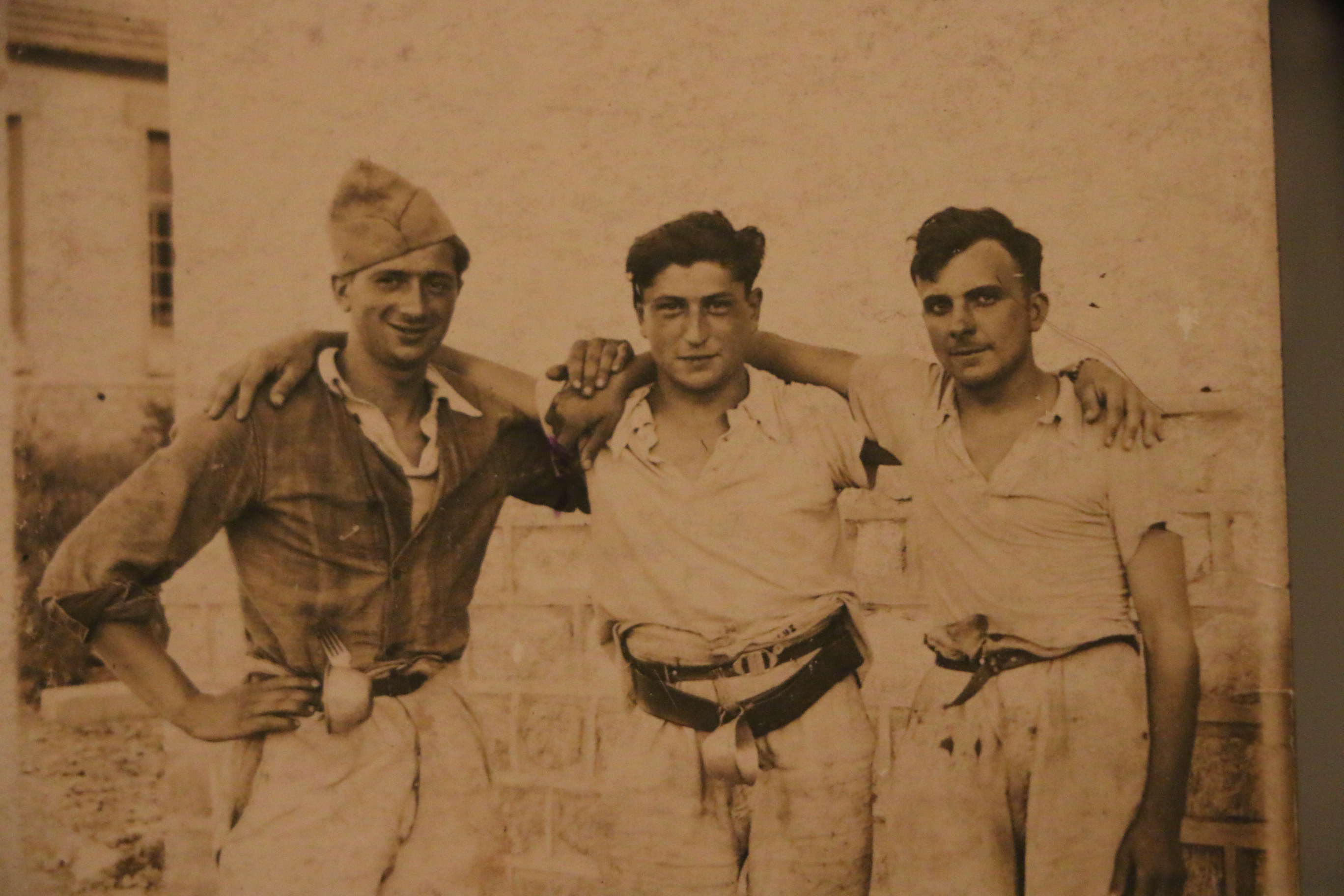 Sur cette image d'archive, Lucien Laurent (à gauche sur la photo) prend la pose aux côtés de deux compagnons. DR.