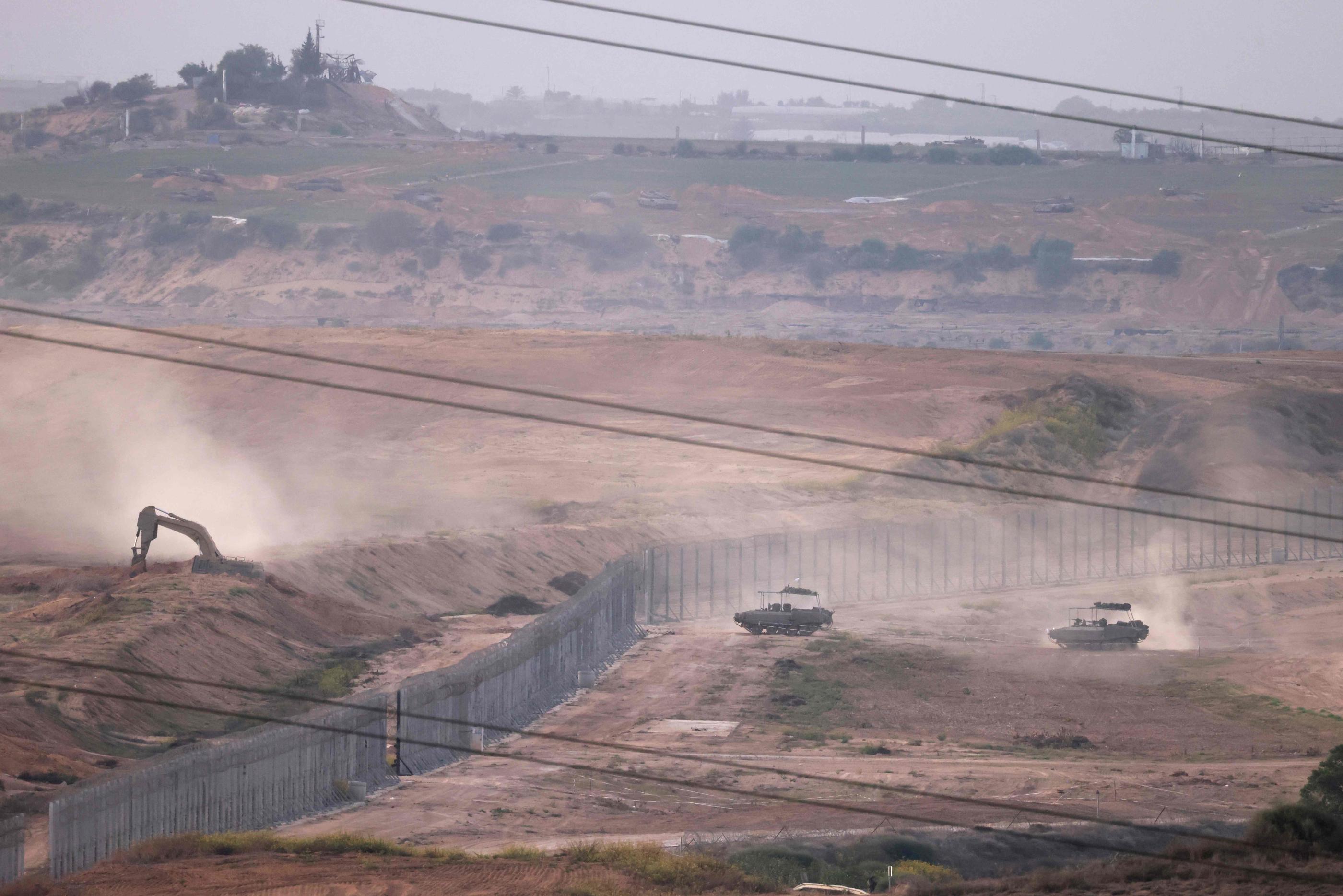 Dès le début de son offensive en réponse aux attaques du Hamas, l'armée isarélienne est entrée dans Gaza avec des bulldozers, comme ici à la frontière qui sépare les deux territoires le 29 octobre 2023. AFP/Menahem Kahana