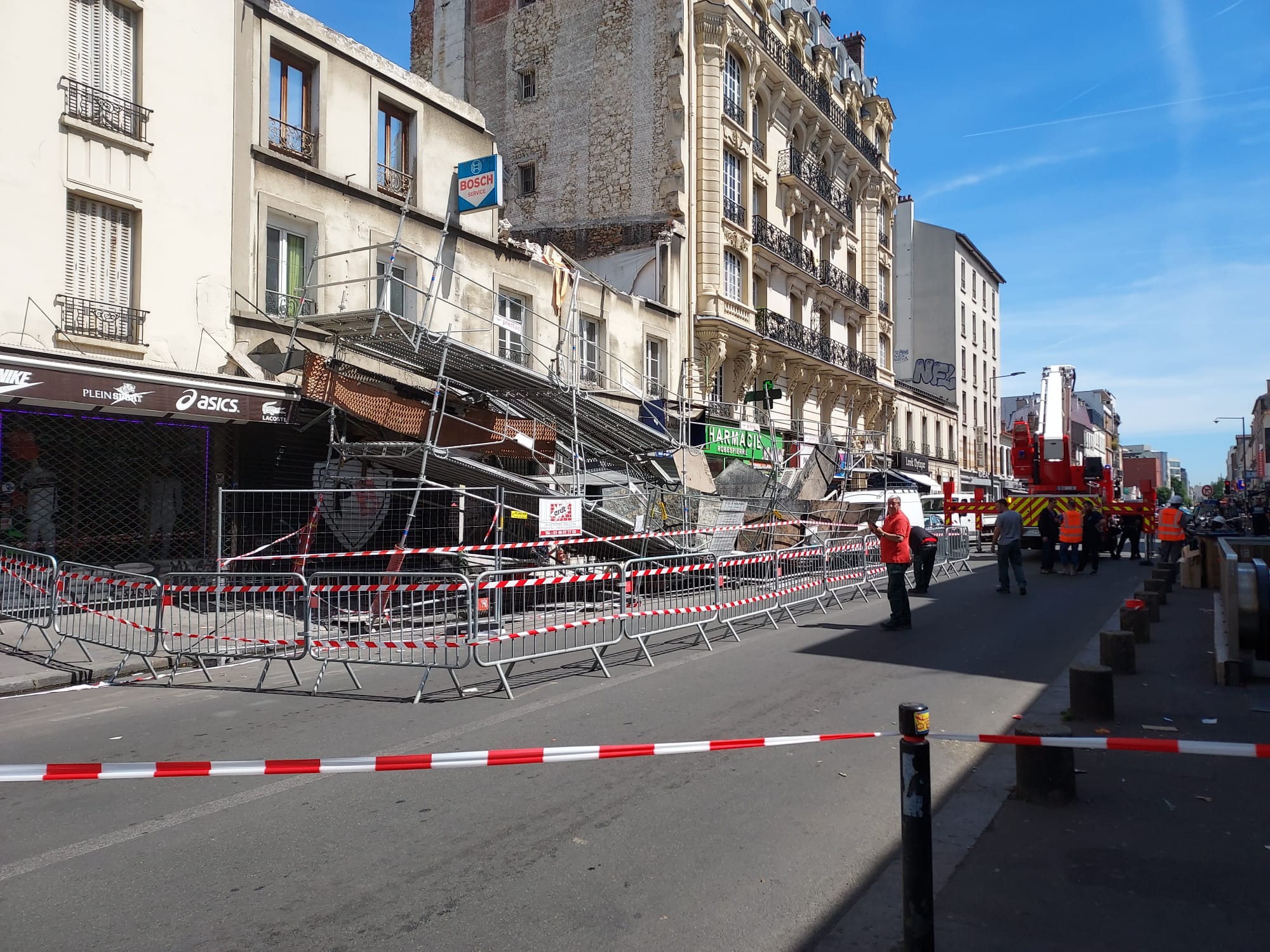 Montreuil (Seine-Saint-Denis). Un échafaudage s’est effondré sur un immeuble de deux étages en cours de déconstruction, au 198 de la rue de Paris. LP/A.L.