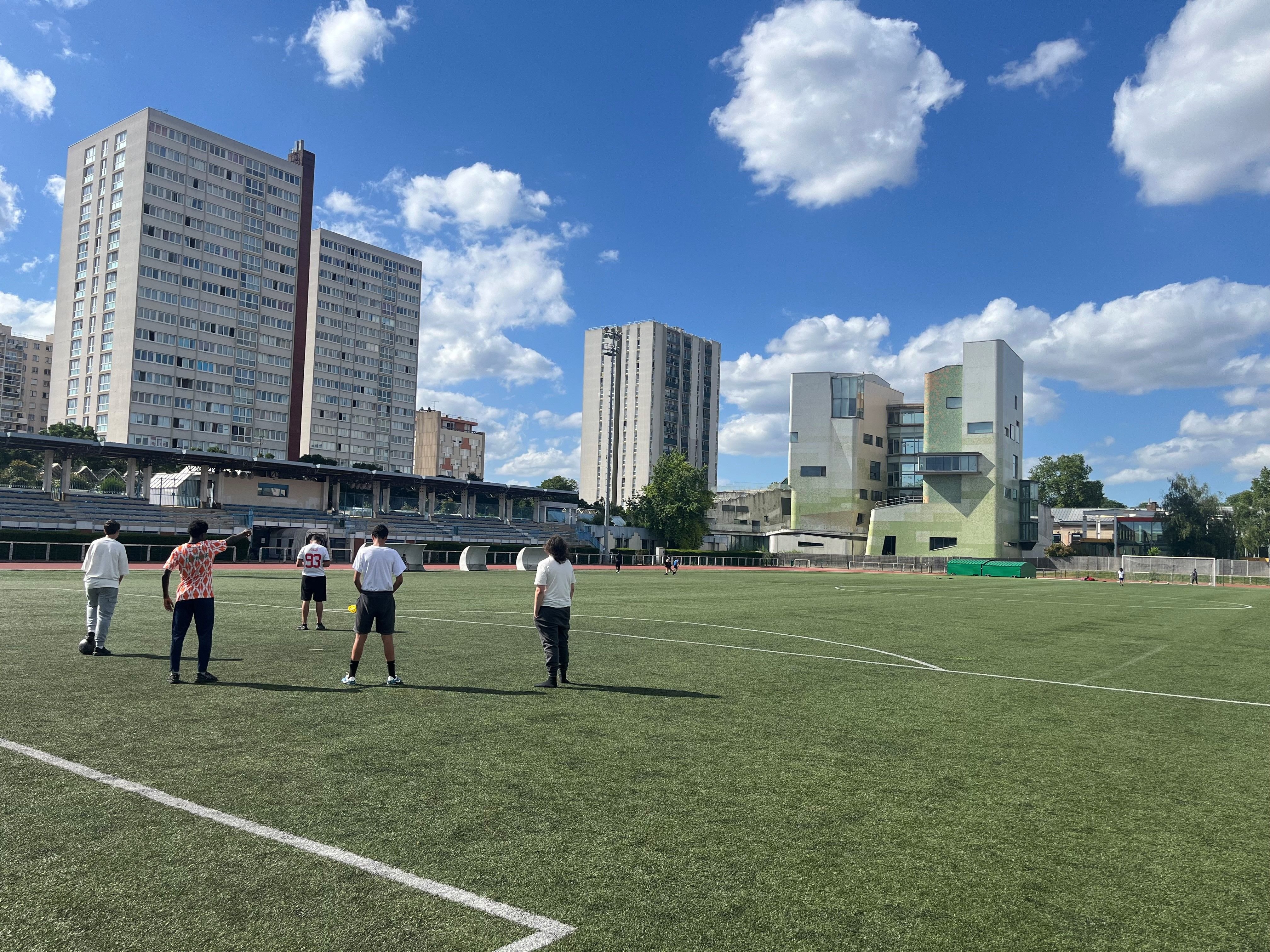 Aubervilliers, le 2 juillet. «On ne savait pas que la flamme viendrait», confie un adolescent de la cité Lénine qui fréquente le stade André-Karman avec ses amis. LP/Yanis Soul