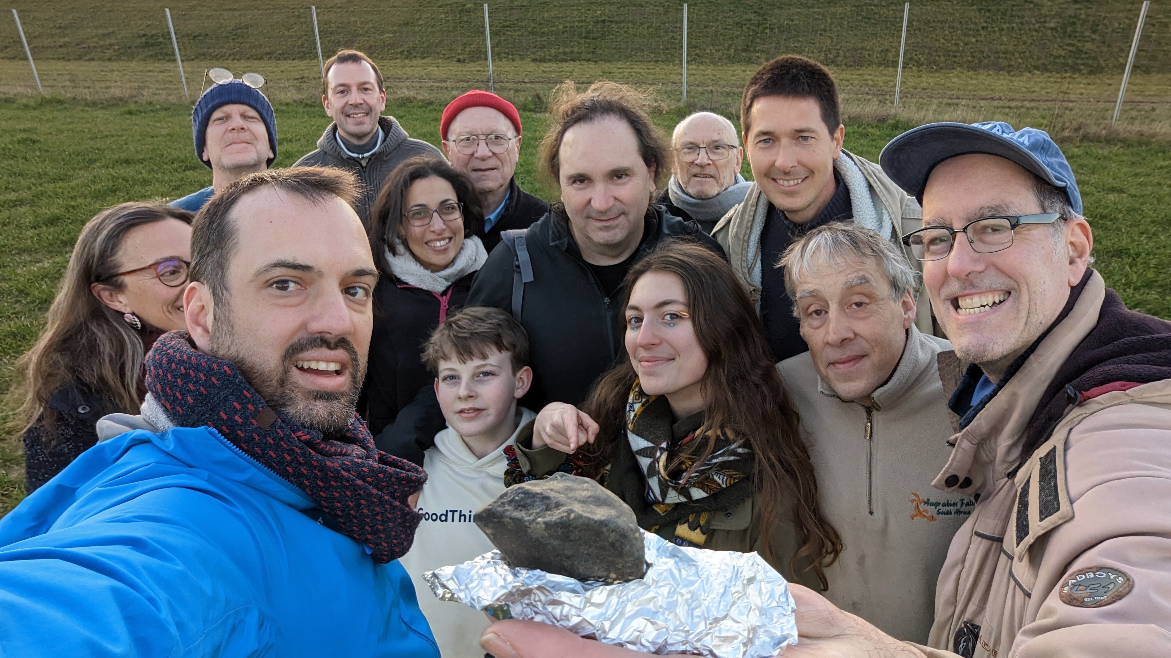 Le groupe de scientifiques et de bénévoles du réseau Fripon/Vigie-Ciel a vécu une émotion rare après la découverte par Loïs Leblanc (au centre) d'une météorite mercredi en fin d'après-midi. Fripon/Vigie-Ciel/Sylvain Bouley