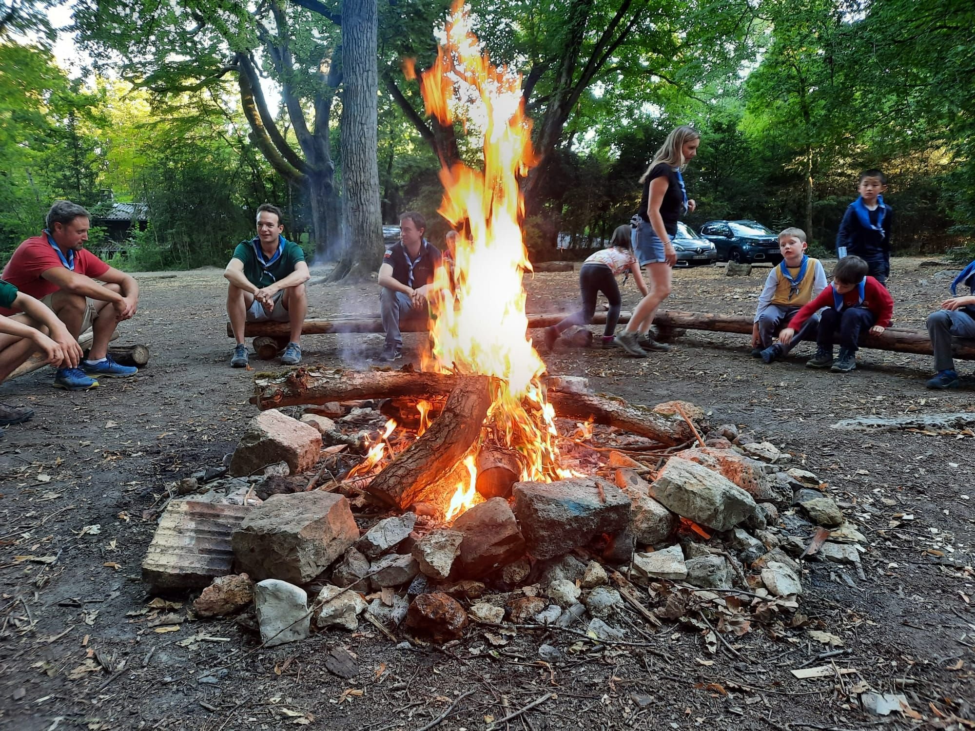 Comme ici lors d'un camps établi à Jambville (Yvelines), c'est notamment autour d'un feu de camp que les scouts aiment partager des moments de convivialité ou de spiritualité. DR.