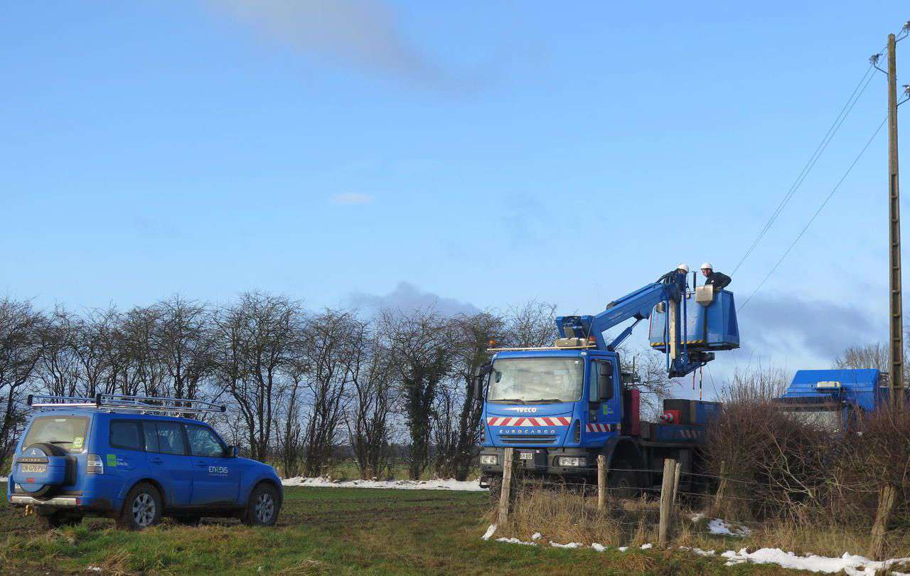 <b></b> Mureaumont, ce lundi. Des agents Enedis ont passé la journée à réparer les attaches des isolateurs qui ont cassé dans la nuit de la Saint-Sylvestre sous le poids du givre. 