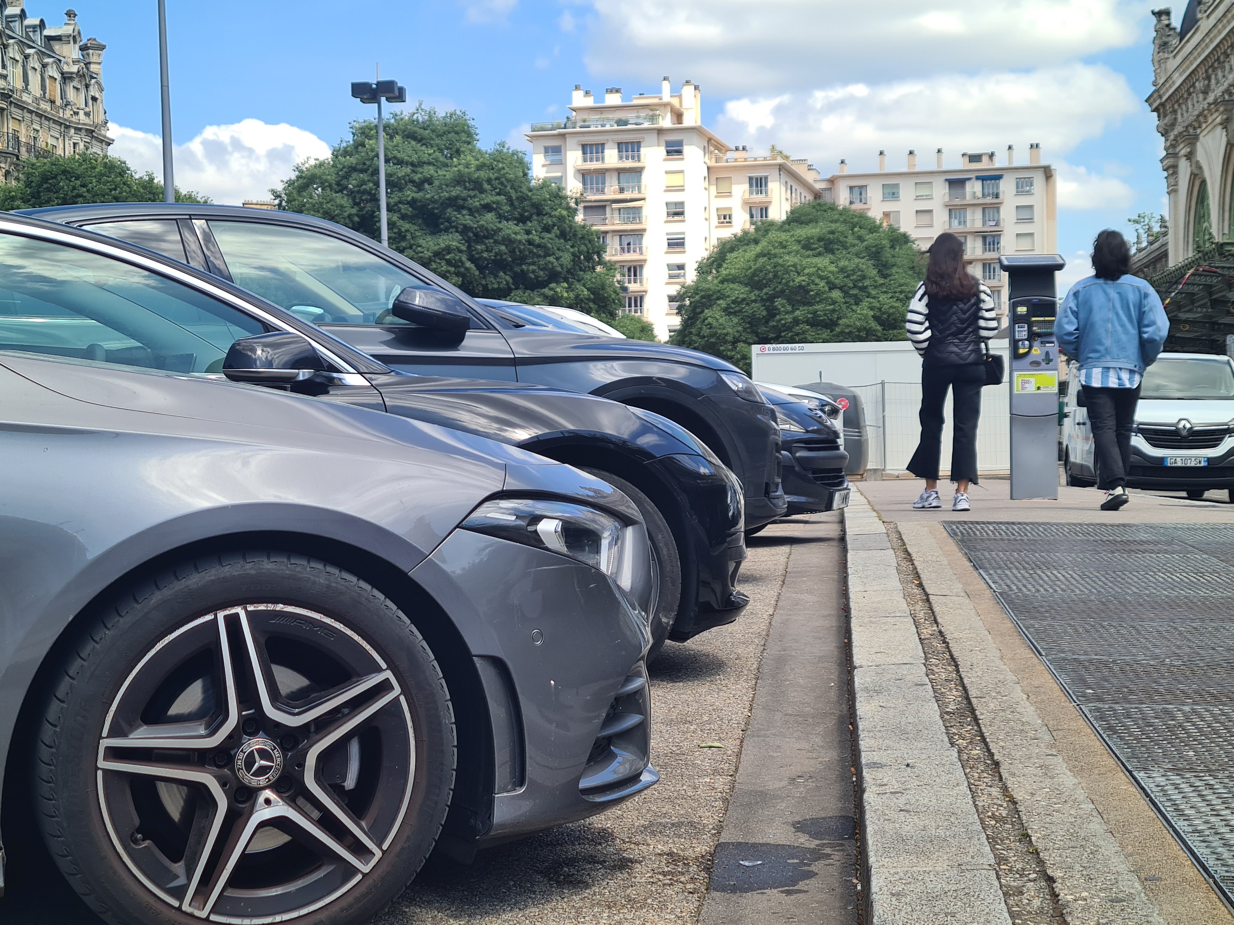 À partir de la mi-2024, la ville de Lyon va mettre en place une tarification progressive du stationnement, tenant compte du poids et de la puissance de chaque véhicule, mais également de la situation financière des résidents. LP/Cyril Michaud