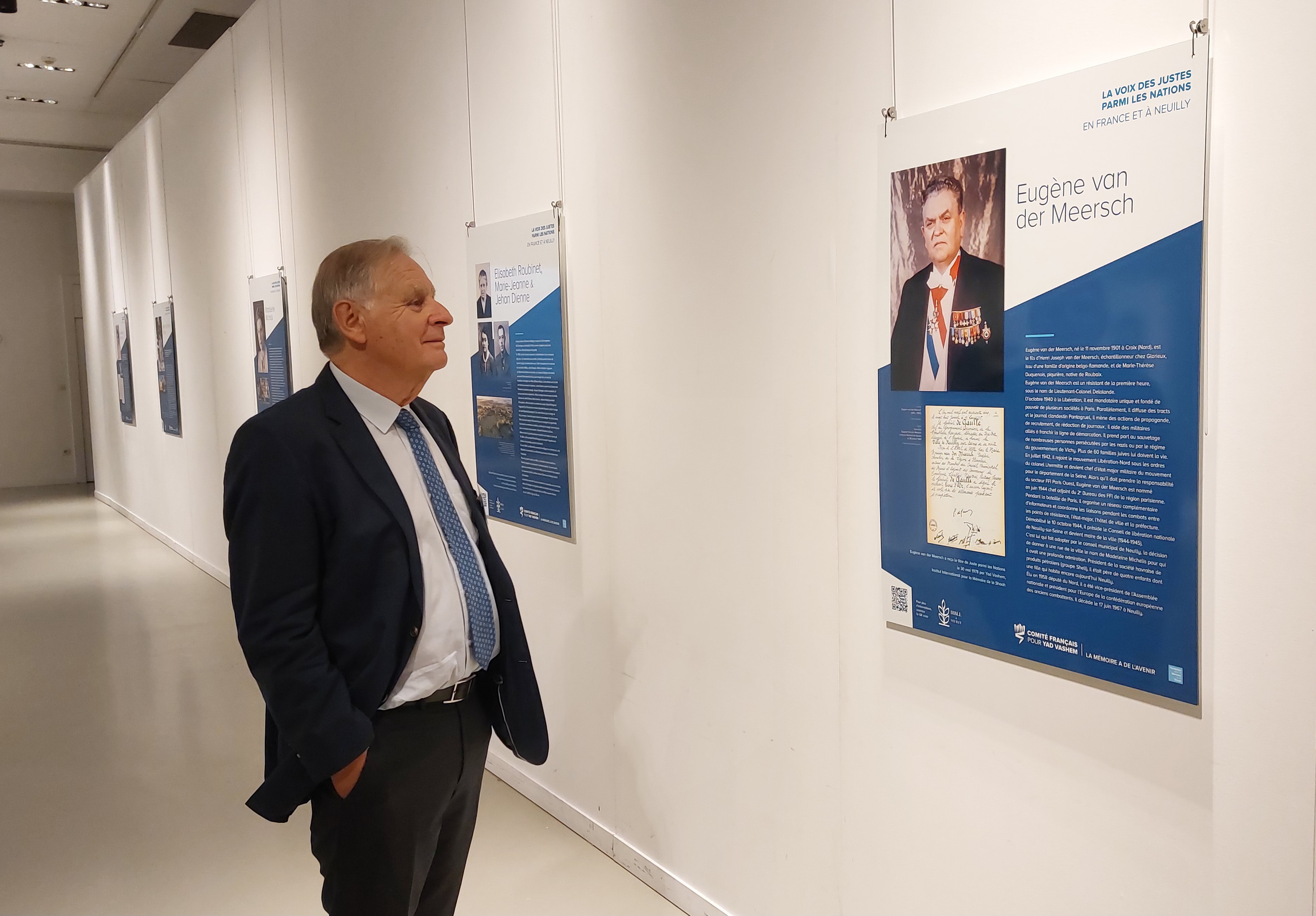 Neuilly (Hauts-de-Seine), le 7 novembre 2023. Pierre Juston, ancien président de l'association Bible à Neuilly, devant le mur des Justes parmi les Nations, qui rend hommage aux héros de la ville qui ont sauvé des juifs il y a 80 ans. LP/A.-S.D.