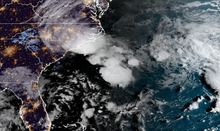 Cette image satellite prise au lever du jour ce lundi montre le système tropical en approche des côtes américaines. NOAA