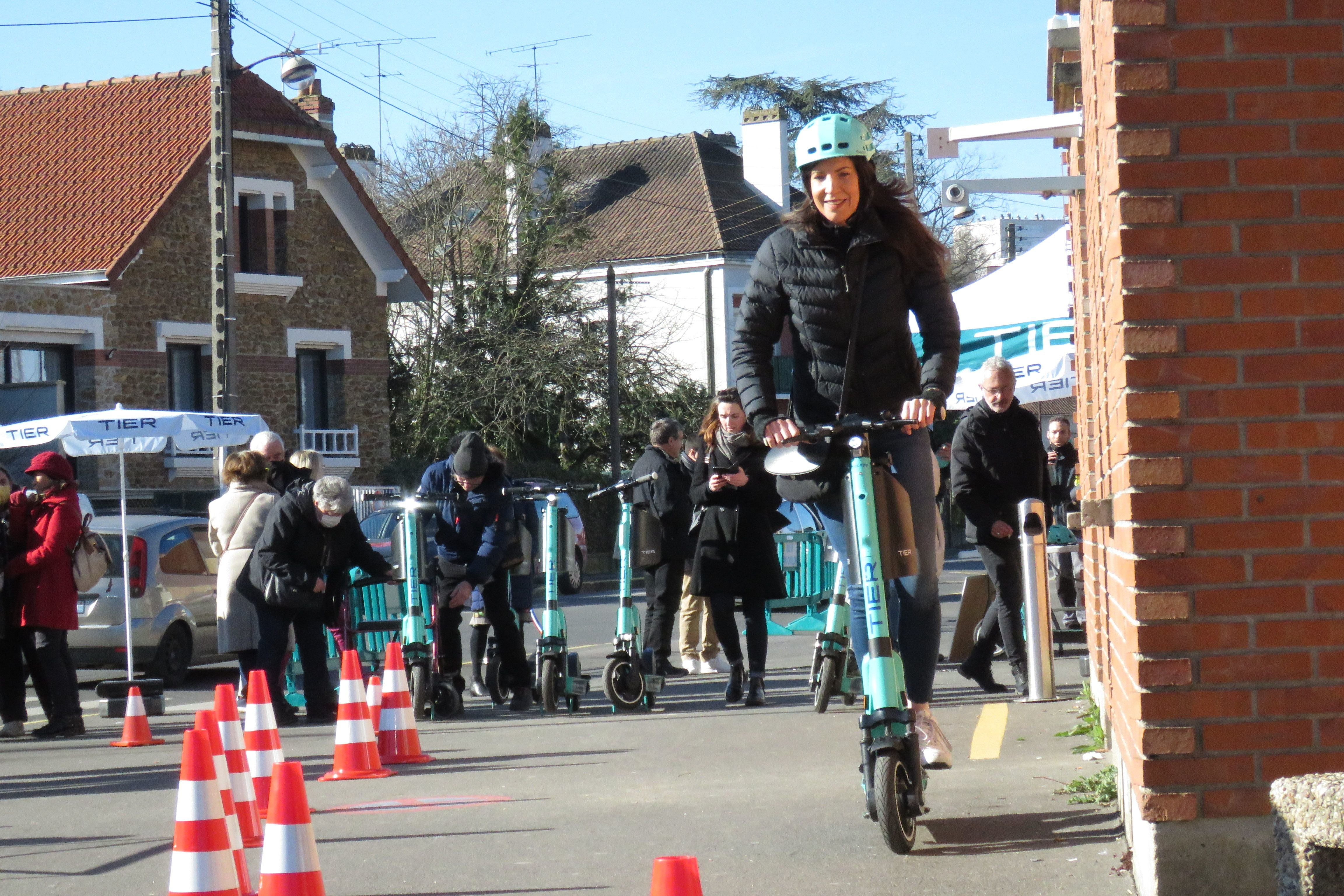 Viry-Chatillon (Essonne), samedi 12 février 2022. Depuis le 11 février, 150 trottinettes électriques ont été déployées sur l'ensemble de la ville. LP/Florian Garcia