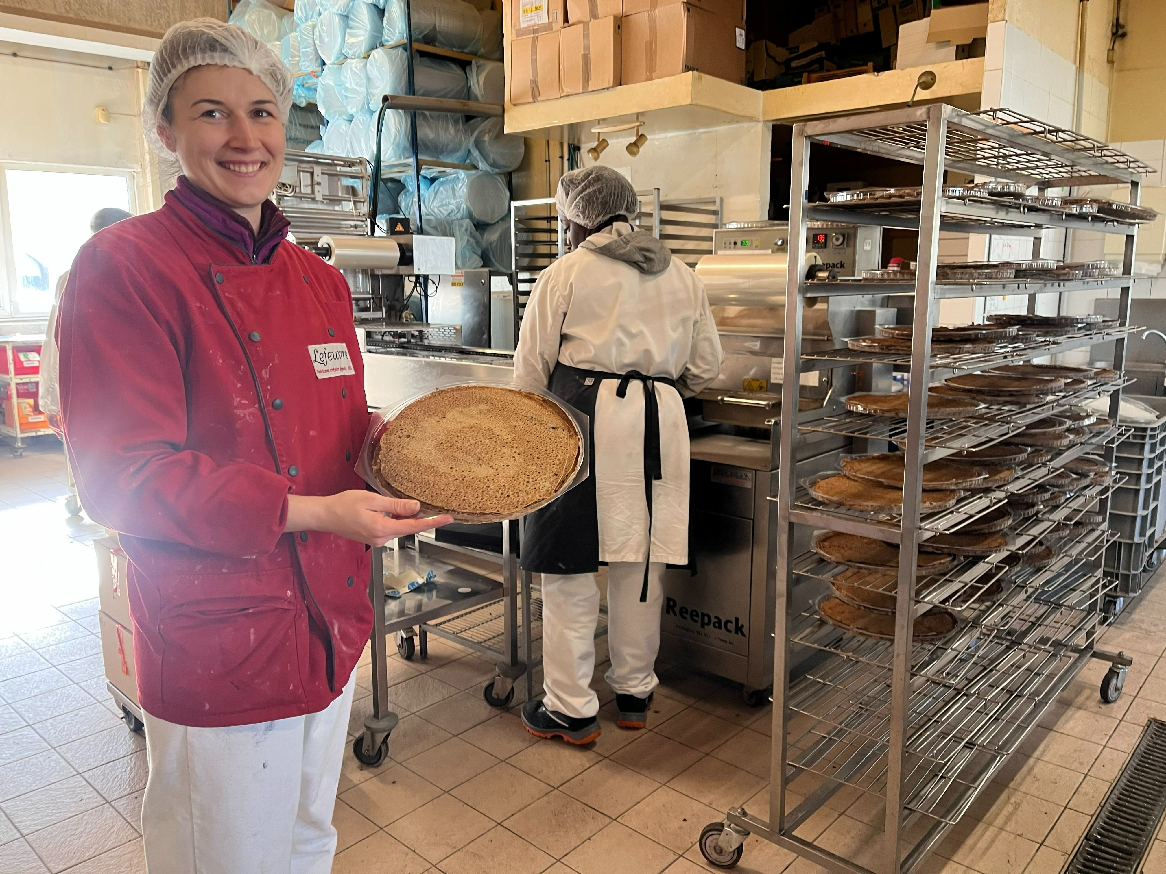 Grigny, mercredi 15 février 2023. L'entreprise Lefeuvre affiche aujourd'hui 1 million d'euros de chiffre d'affaires. Chaque jour, 25 000 crêpes, galettes de sarrasin, blinis et pancakes y sont produits. Ci-dessus, Manon Genest, cheffe de production.