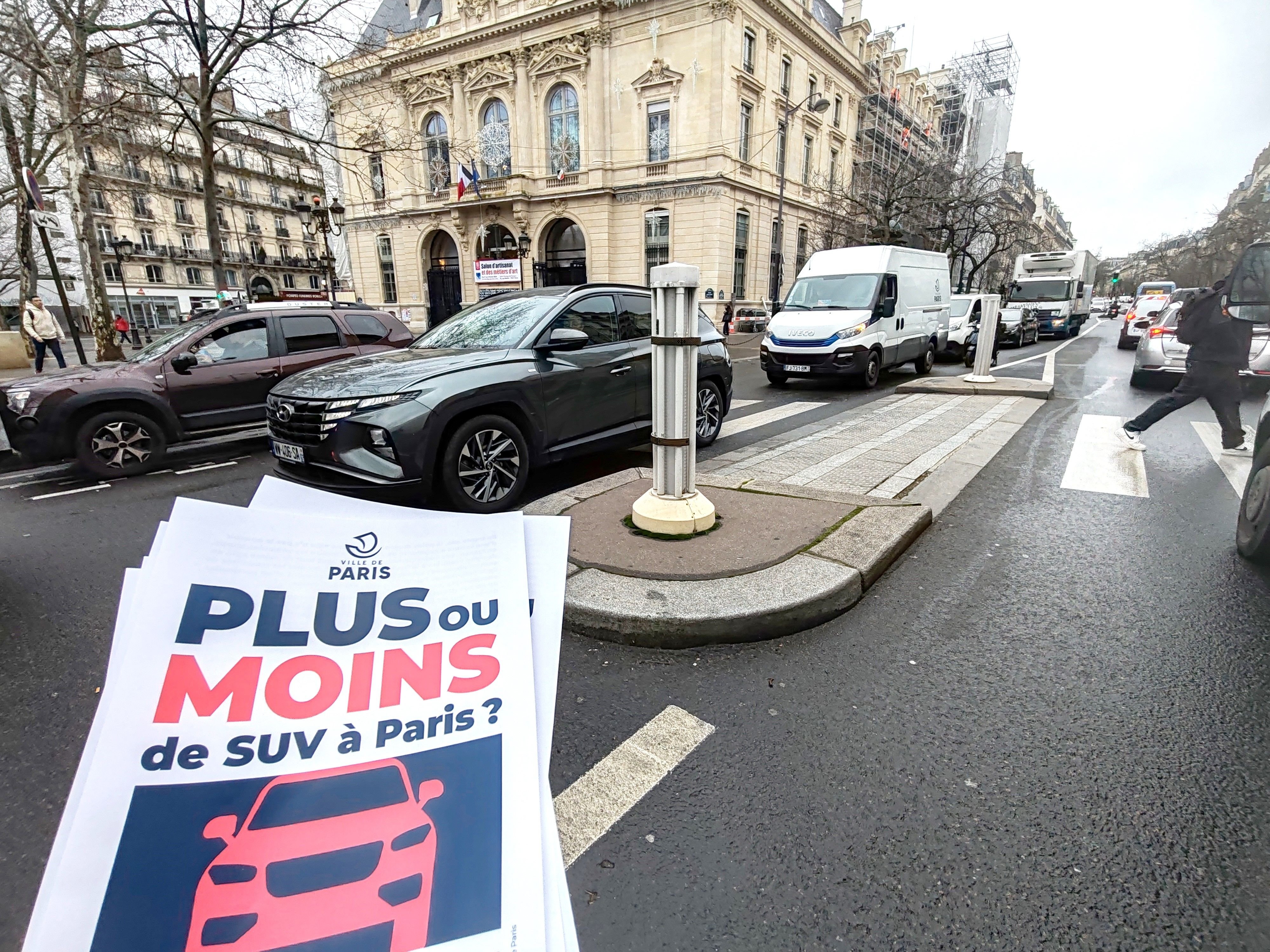 Paris (XIe), jeudi 1er février. Les votants sont invités à se prononcer dimanche «pour ou contre la création d’un tarif spécifique pour le stationnement» des SUV. LP/Alexis Bisson