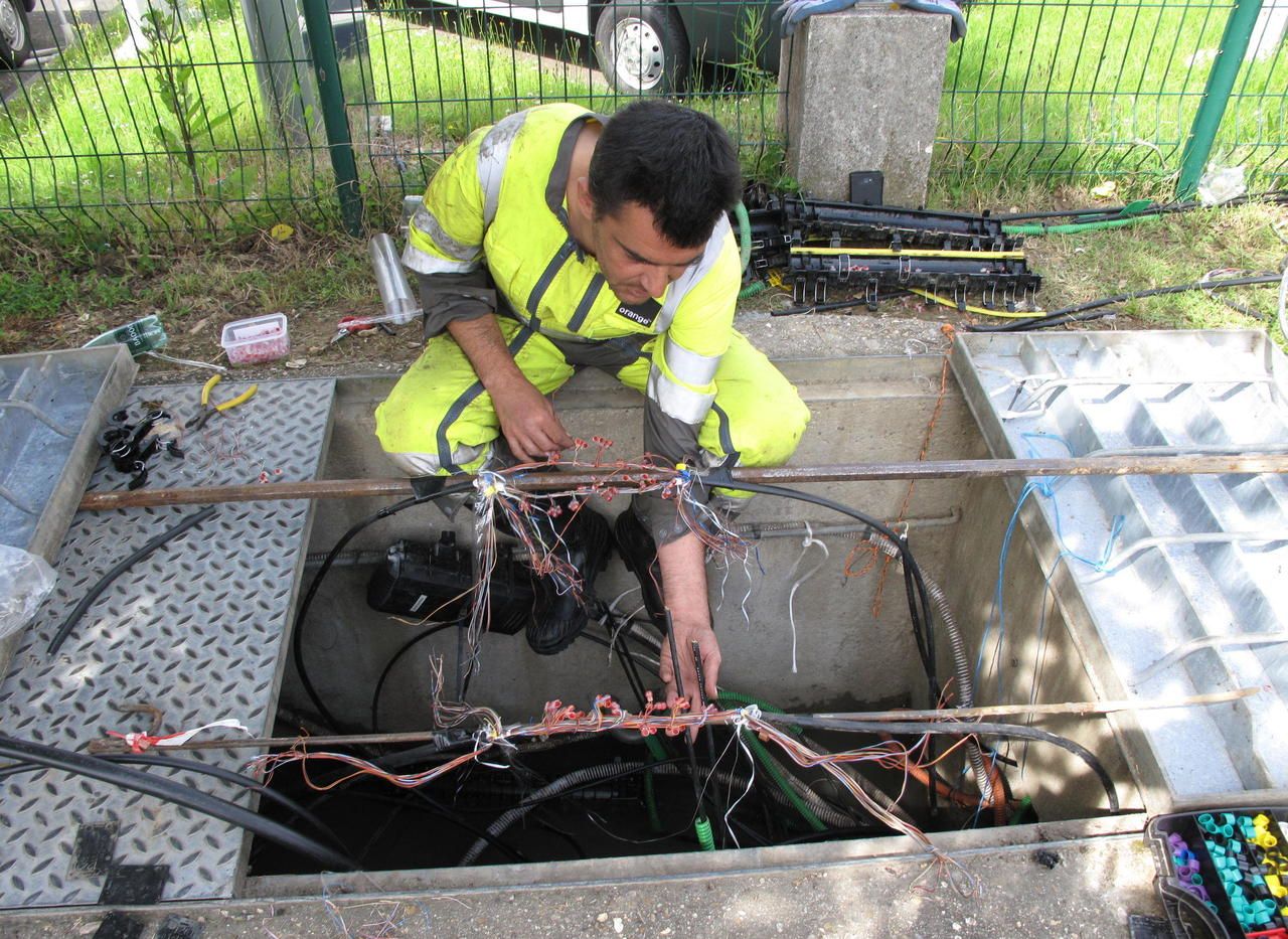 <b>Buchelay, ce dimanche.</b> Les équipes d’Orange ont travaillé toute la journée pour réparer et rebrancher les câbles de fibre optique du nœud de raccordement optique de Buchelay, qui fournit l’Internet à neuf communes des environs. 