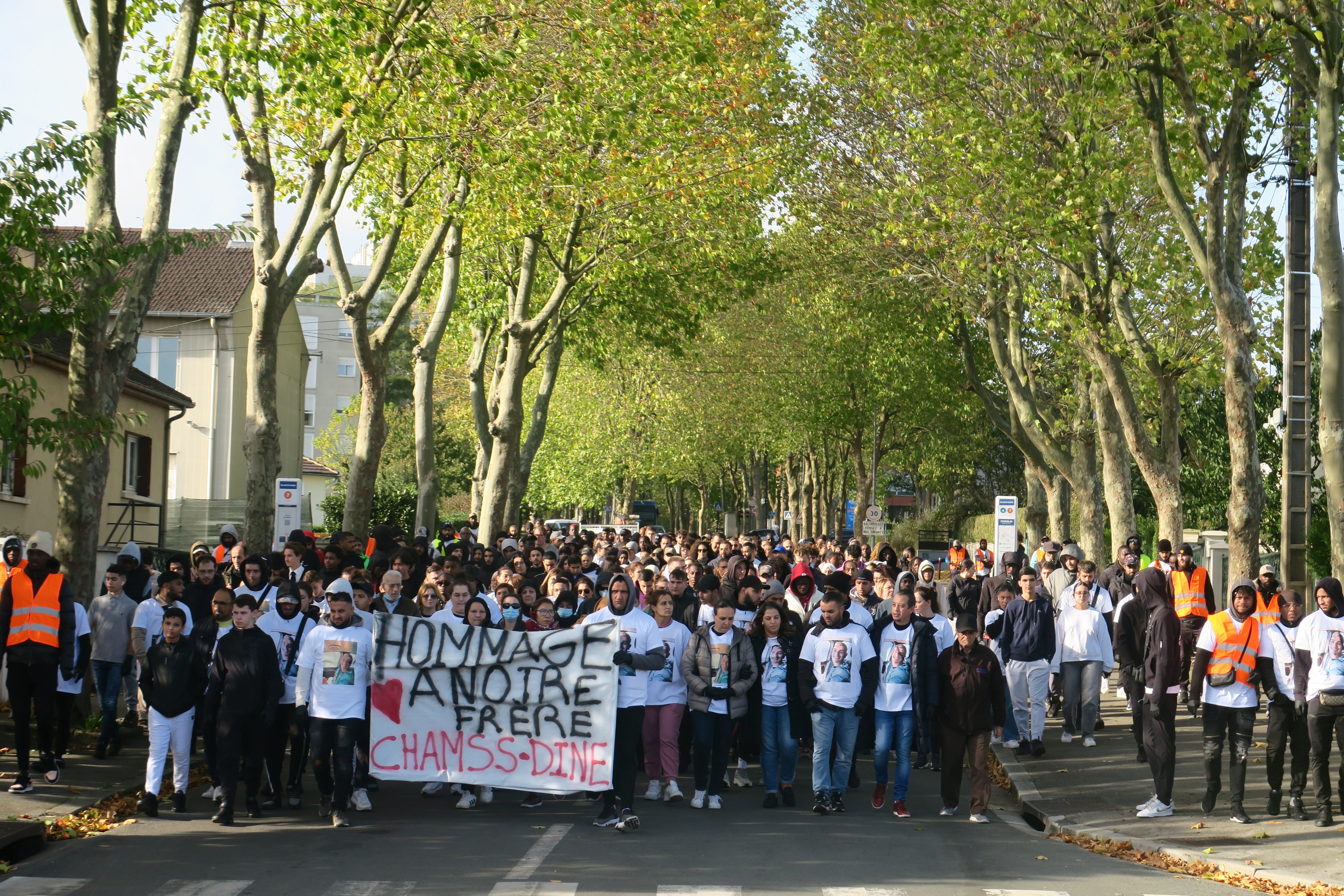 Beauvais, le 2 novembre. Près de 400 personnes étaient rassemblées dans le quartier Argentine pour rendre hommage à Chamss-Dine. LP/Simon Gourru