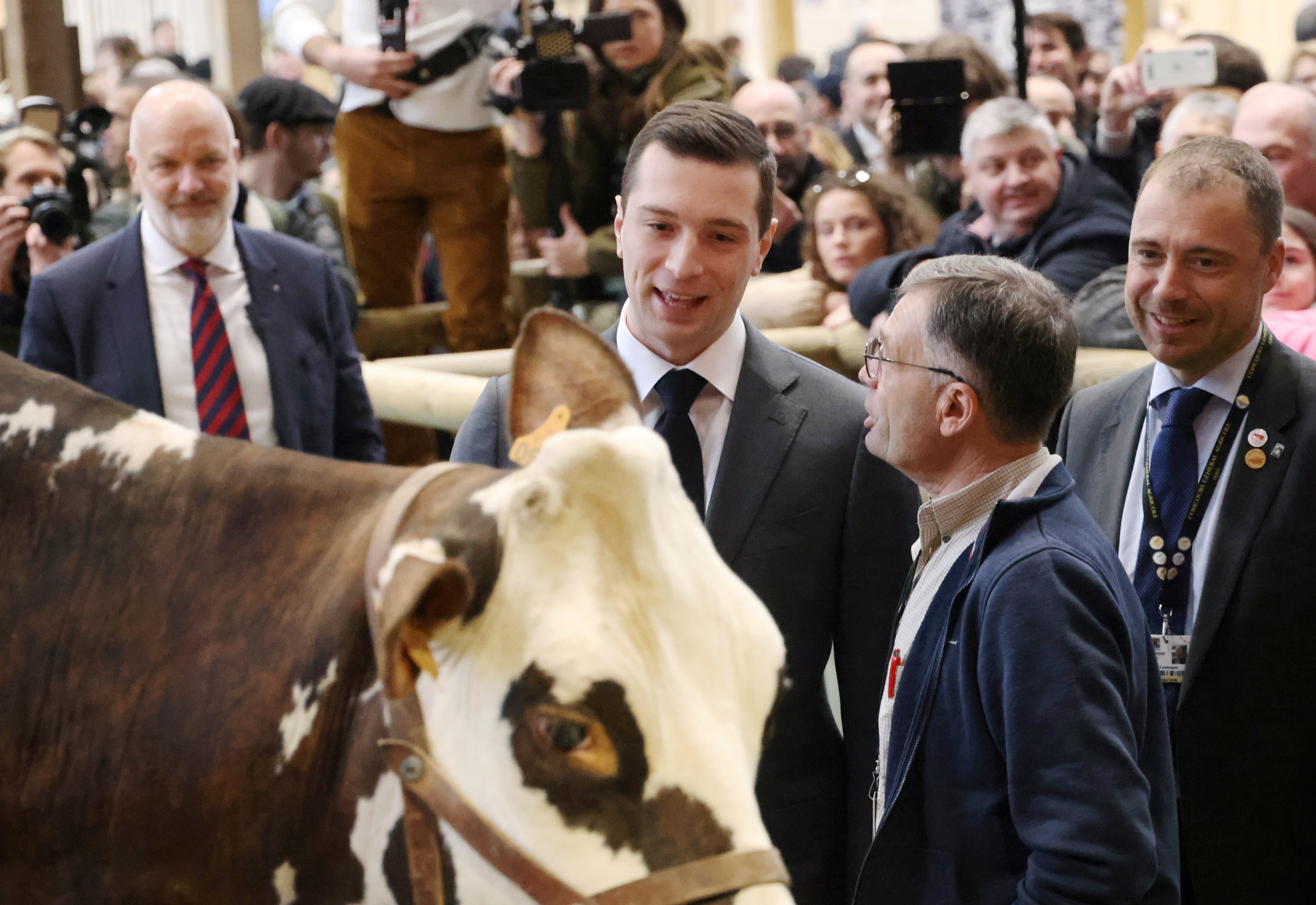 Paris (XVe), ce dimanche. La visite de Jordan Bardella s'est déroulée sans encombre. Des « Jordan président ! » ont même fusé dans les travées. LP/Jean-Baptiste Quentin