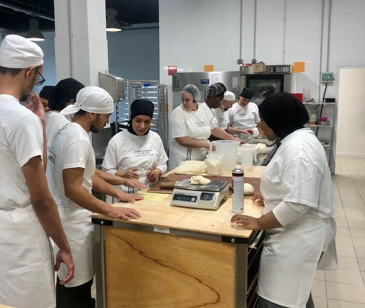 Fondée en 2012, l'école Cuisine : mode d'emploi(s) de Thierry Marx, célèbre chef étoilé, forme des personnes aux métiers de l'hôtellerie.