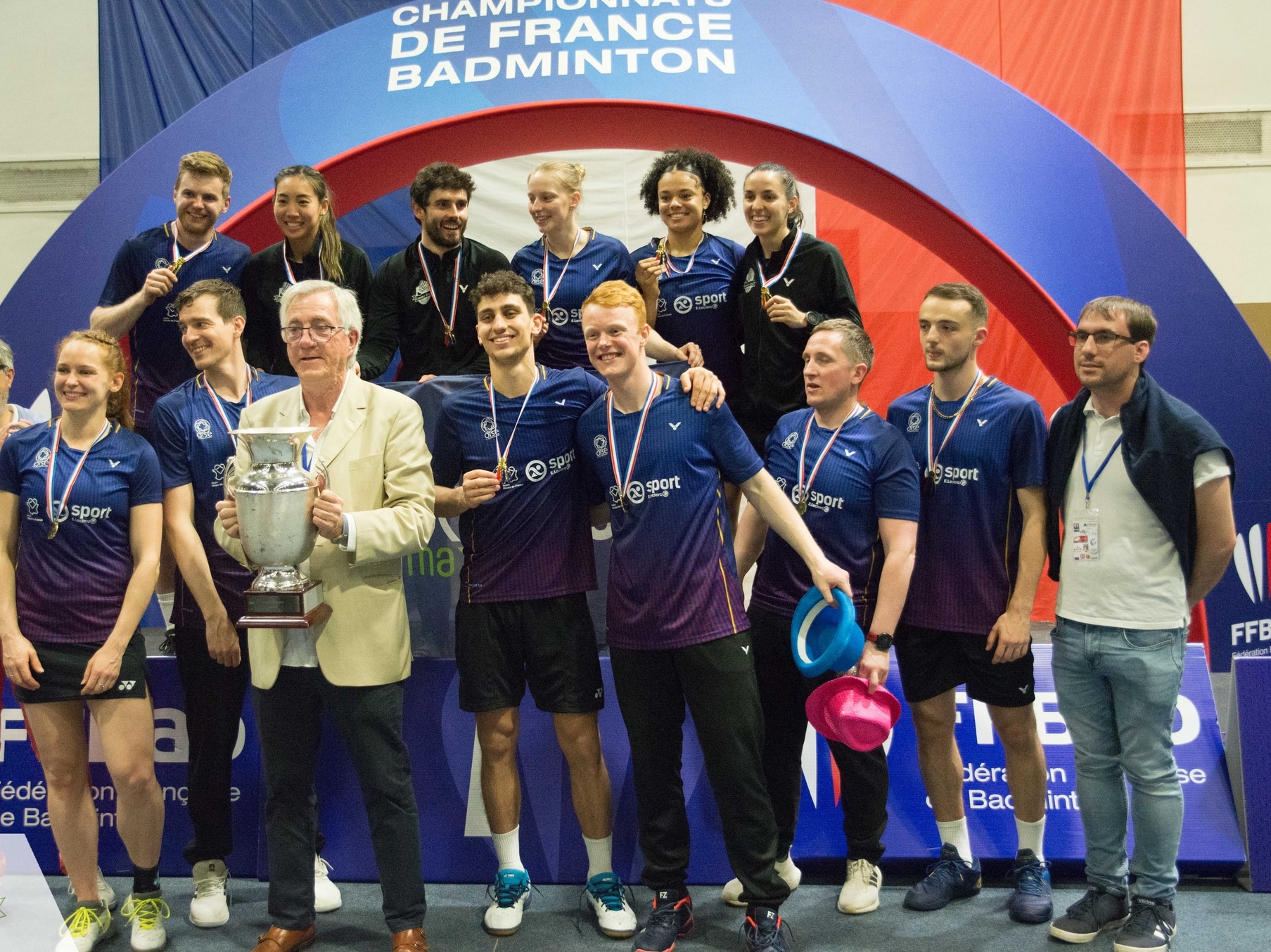 L'équipe championne de France du Badminton Club Chambly Oise autour du président, Patrice Lannoy. BCCO