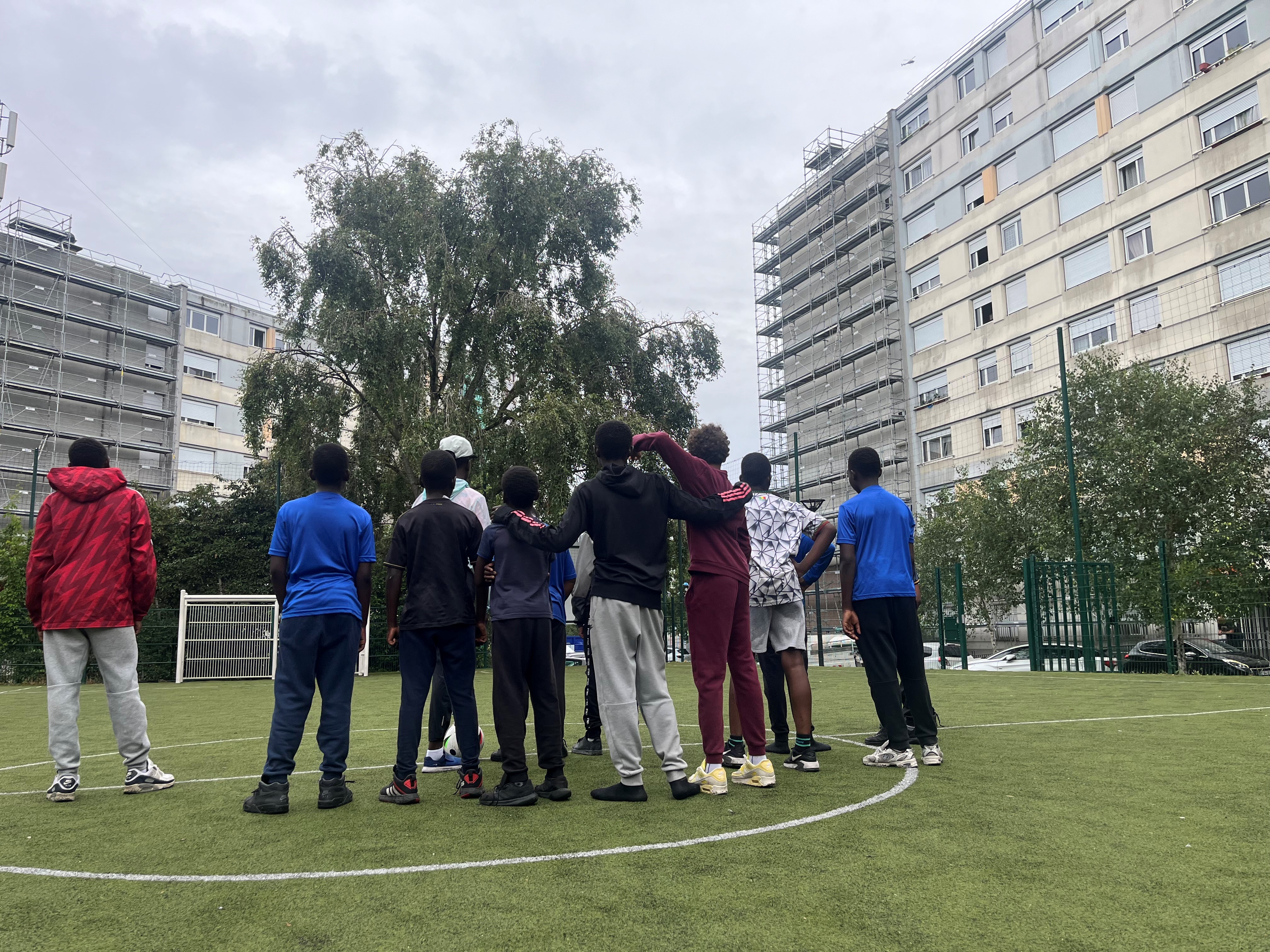 Saint-Denis, cité Franc-Moisin, 26 juillet 2024. Dans ce quartier à deux pas du stade de France, les jeunes préfèrent jouer au foot que d'assister à la cérémonie d'ouverture. LP/Yanis Soul