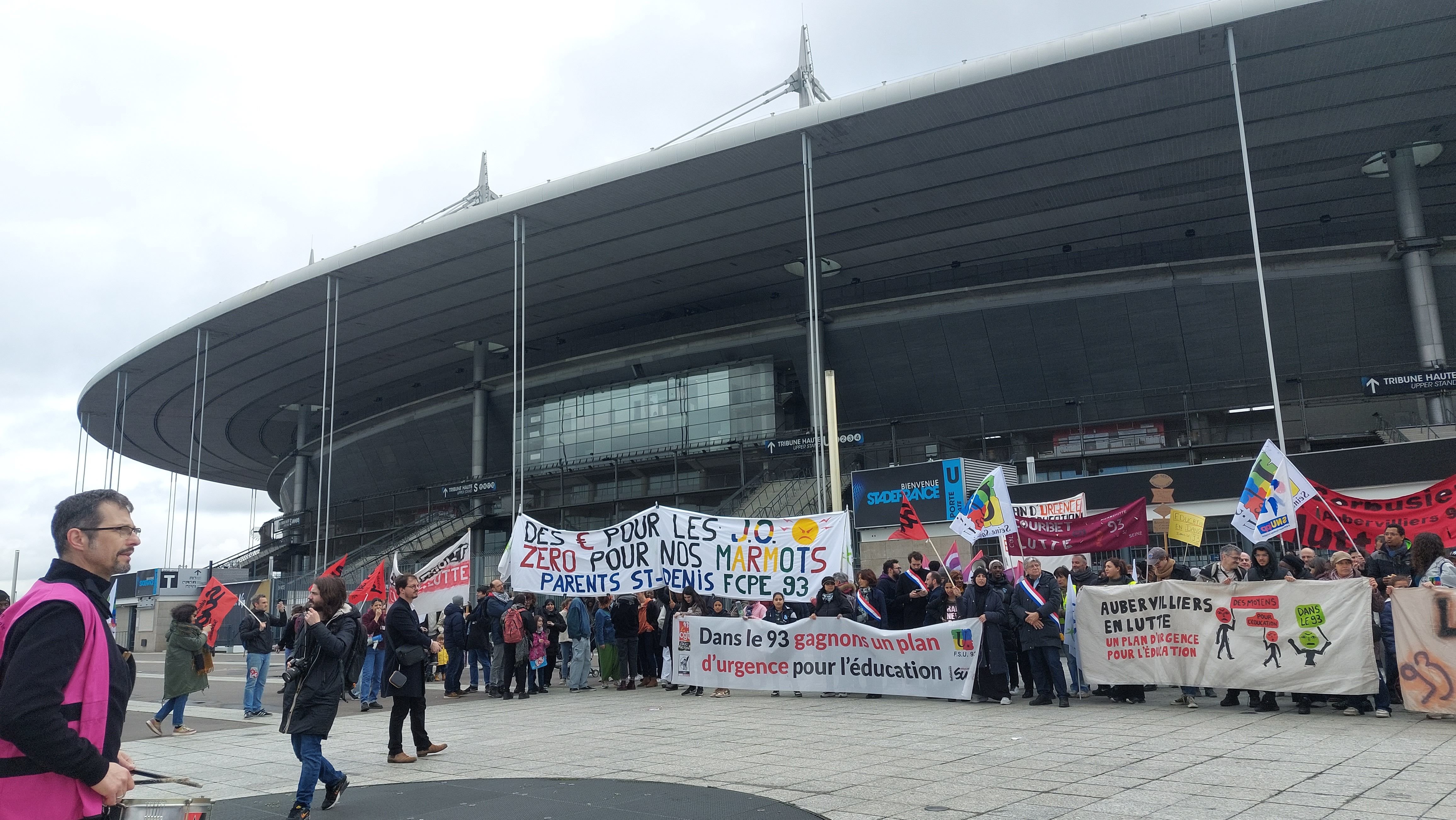 Saint-Denis, ce samedi 30 mars. Plus de quatre semaines après le début du mouvement, enseignants et parents d'élèves restent mobilisés. Ils se sont réunis devant le Stade de France. LP/E.M.