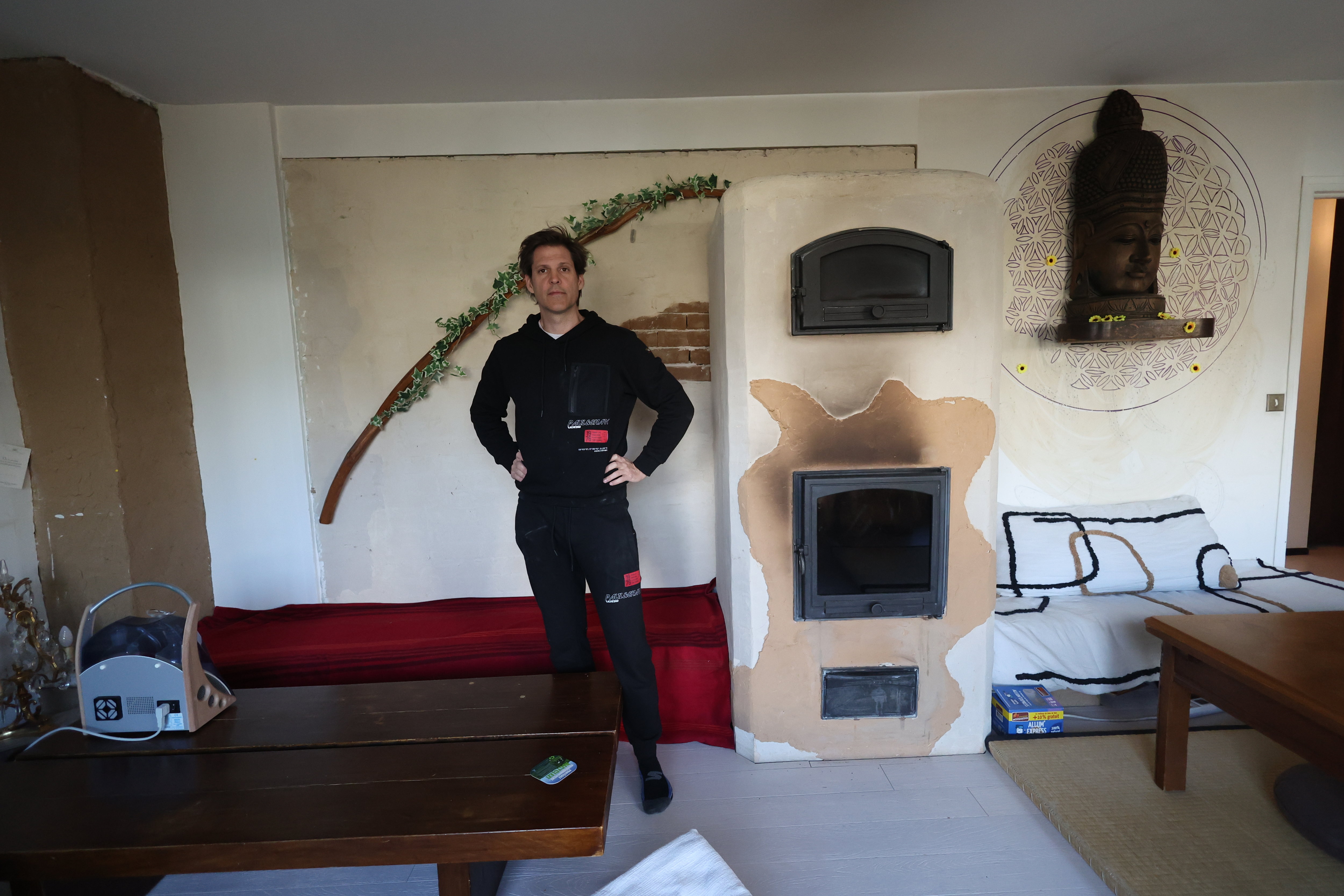 Draveil (Essonne), le 24 mars. Dans son salon, Franck Gougerot a installé un poêle de masse pour chauffer une partie de son rez-de-chaussée. LP/Arnaud Journois