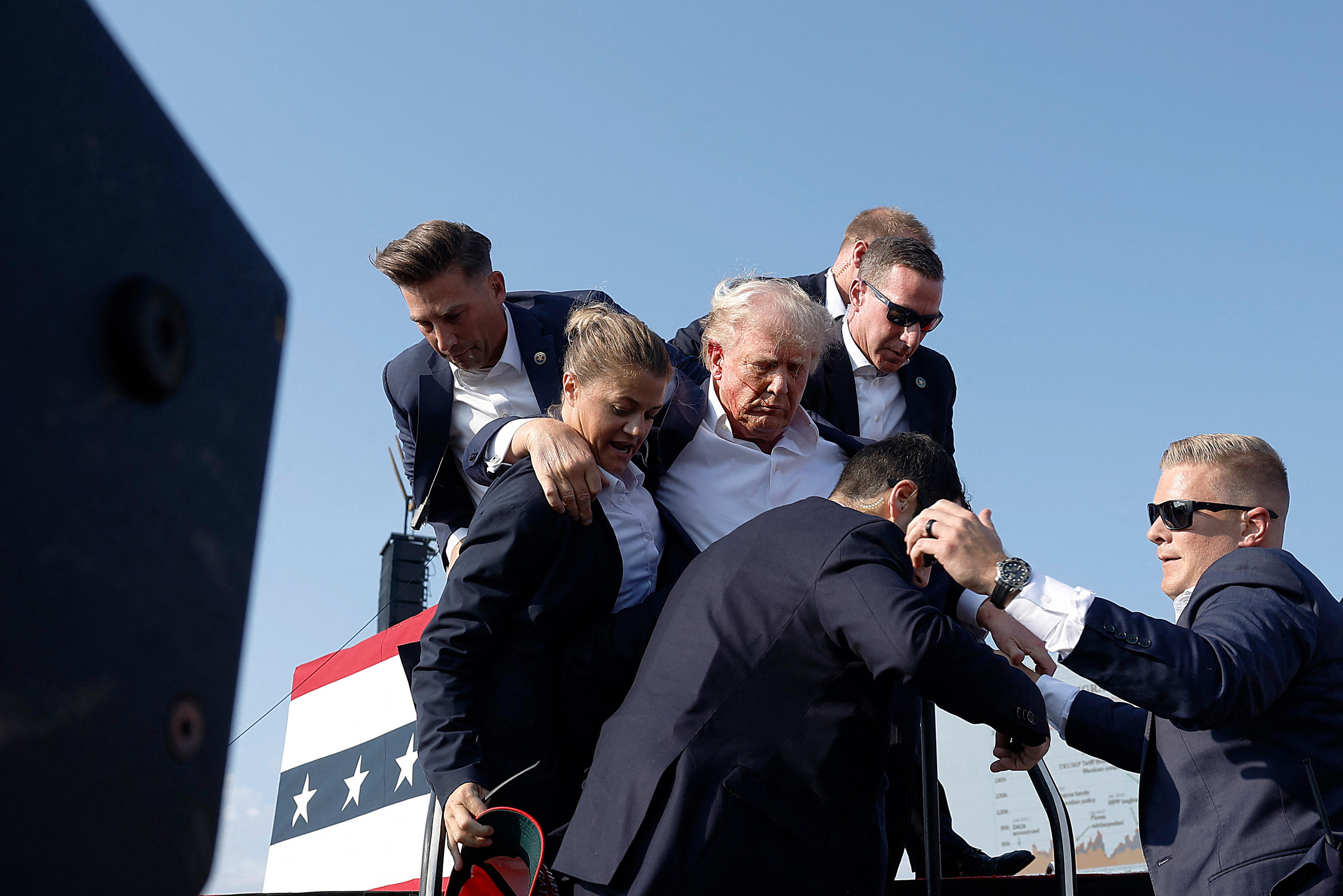 Donald Trump a été évacué par les agents du Secret service après avoir été touché par une balle à l'oreille samedi lors d'un meeting électoral à Butler, en Pennsylvanie. AFP / Anna Moneymaker/Getty Images