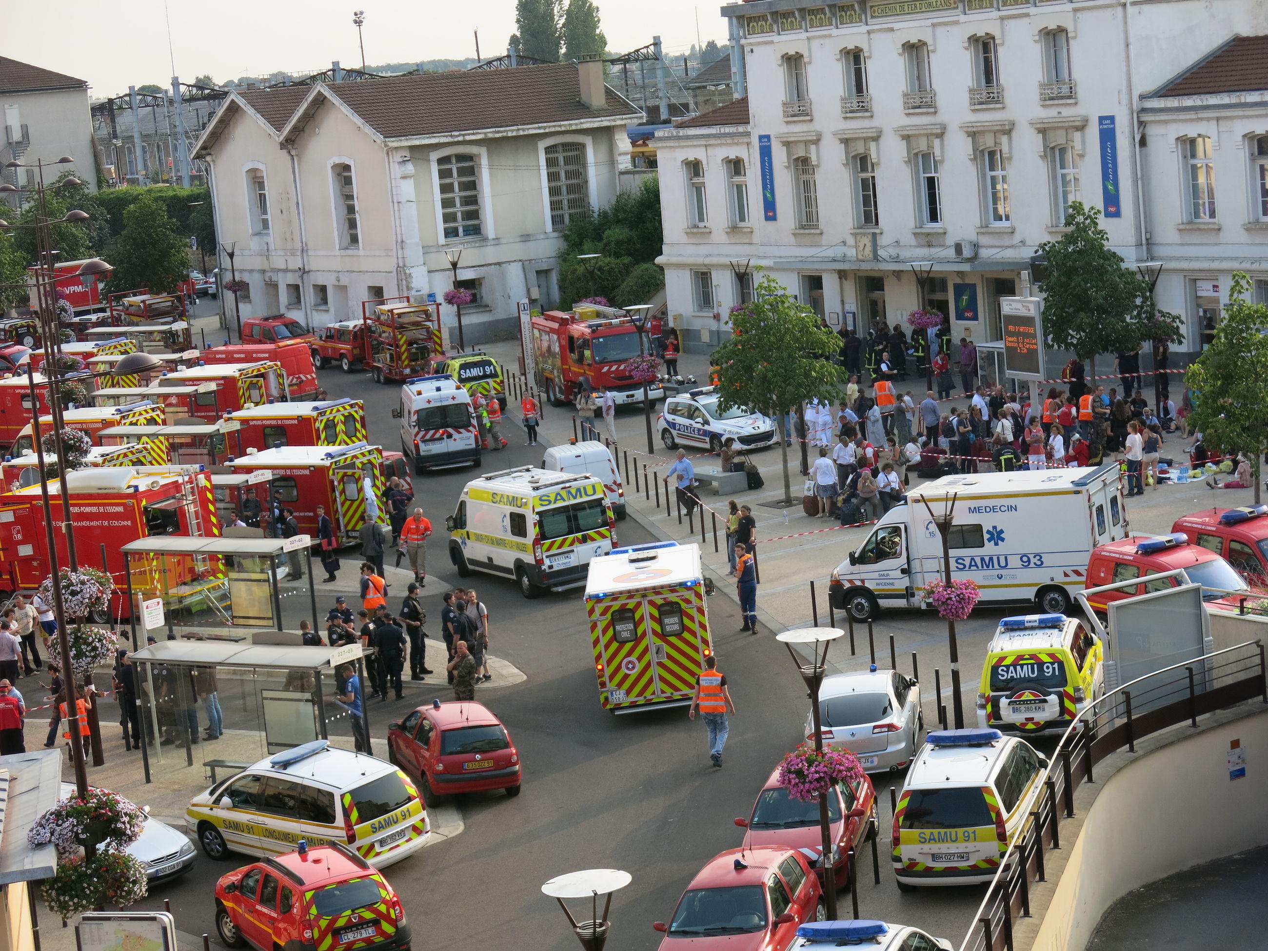 Brétigny-sur-Orge (Essonne), le 12 juillet 2013. Après la catastrophe ferroviaire, forces de l'ordre et secours ont rapidement envahi le parvis de la gare. LP/Hervé Rachynski