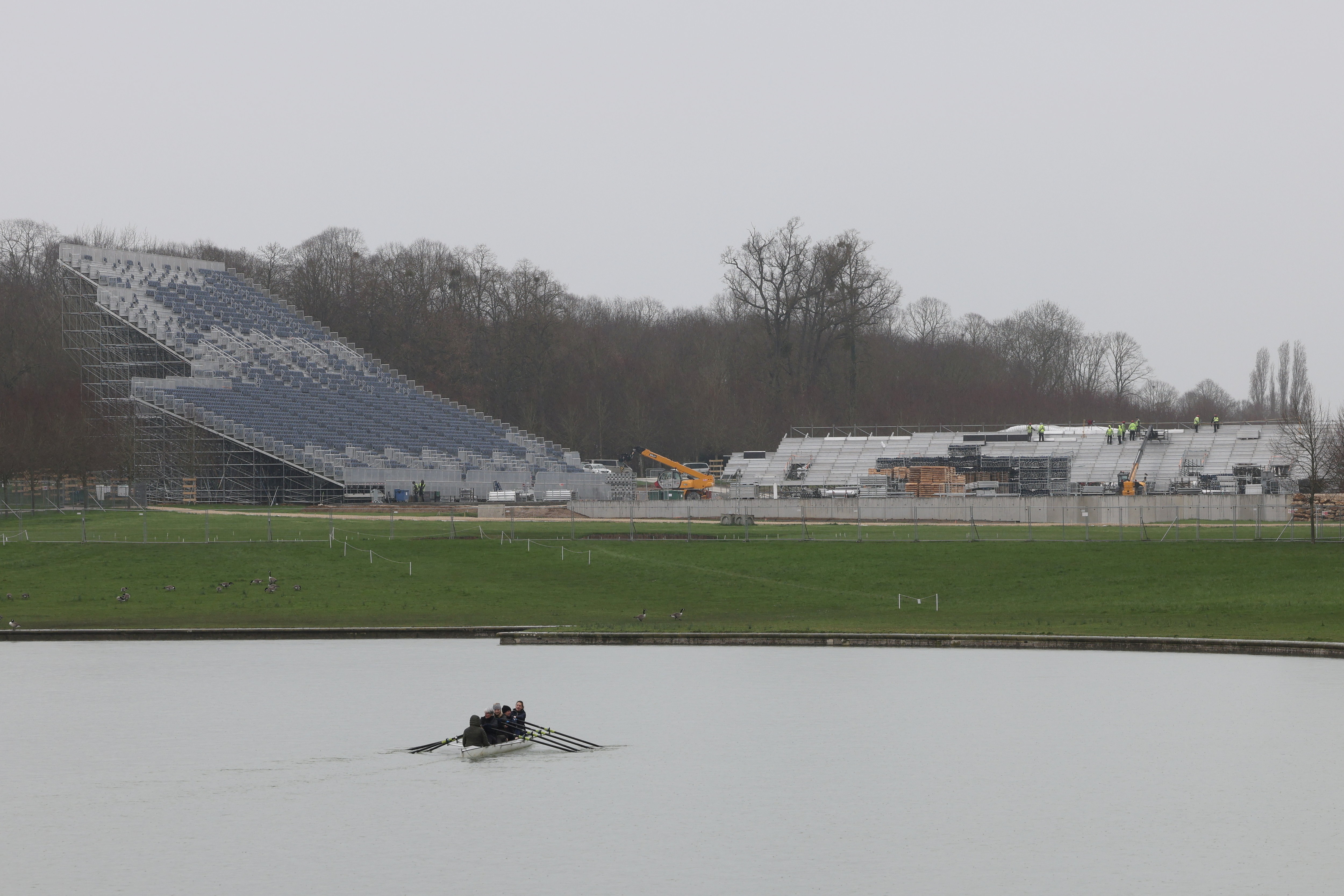 Versailles (Yvelines), le 12 mars. Les tribunes pour les compétitions équestres des JO sont en cours d'installation à l'extrémité du grand canal du parc du château. LP/Philippe Lavieille