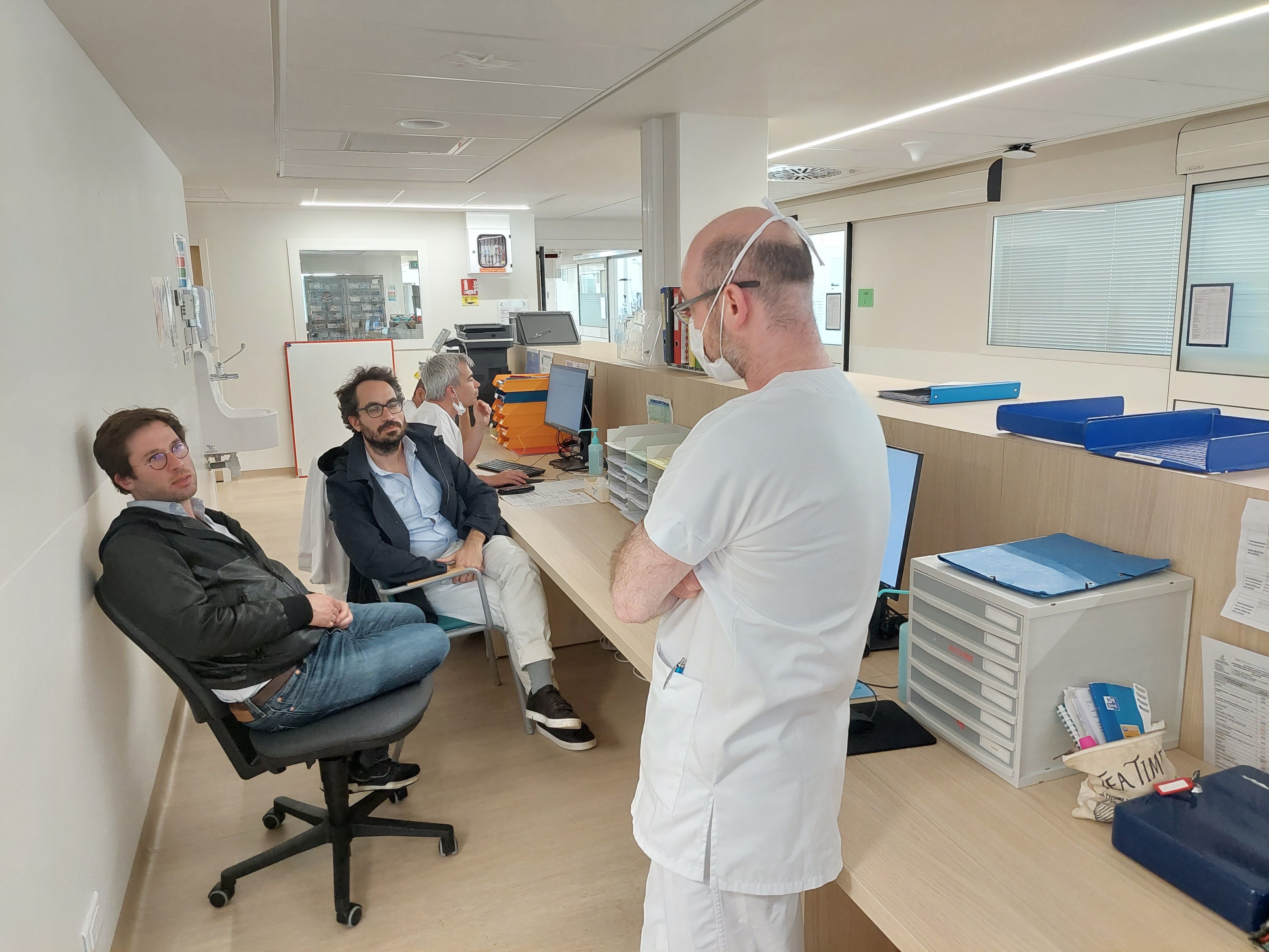 Fontainebleau, le 7 juin. Emanuel Loeb et Matthieu Jamme, présidents du syndicat Jeunes Médecins et Jeunes Médecins Ile-de-France, en visite de terrain à l'hôpital de Fontainebleau, discute de la situation de la réanimation avec son chef de service ( ils ont enlevé le masque pour la photo). LP/Faustine Léo