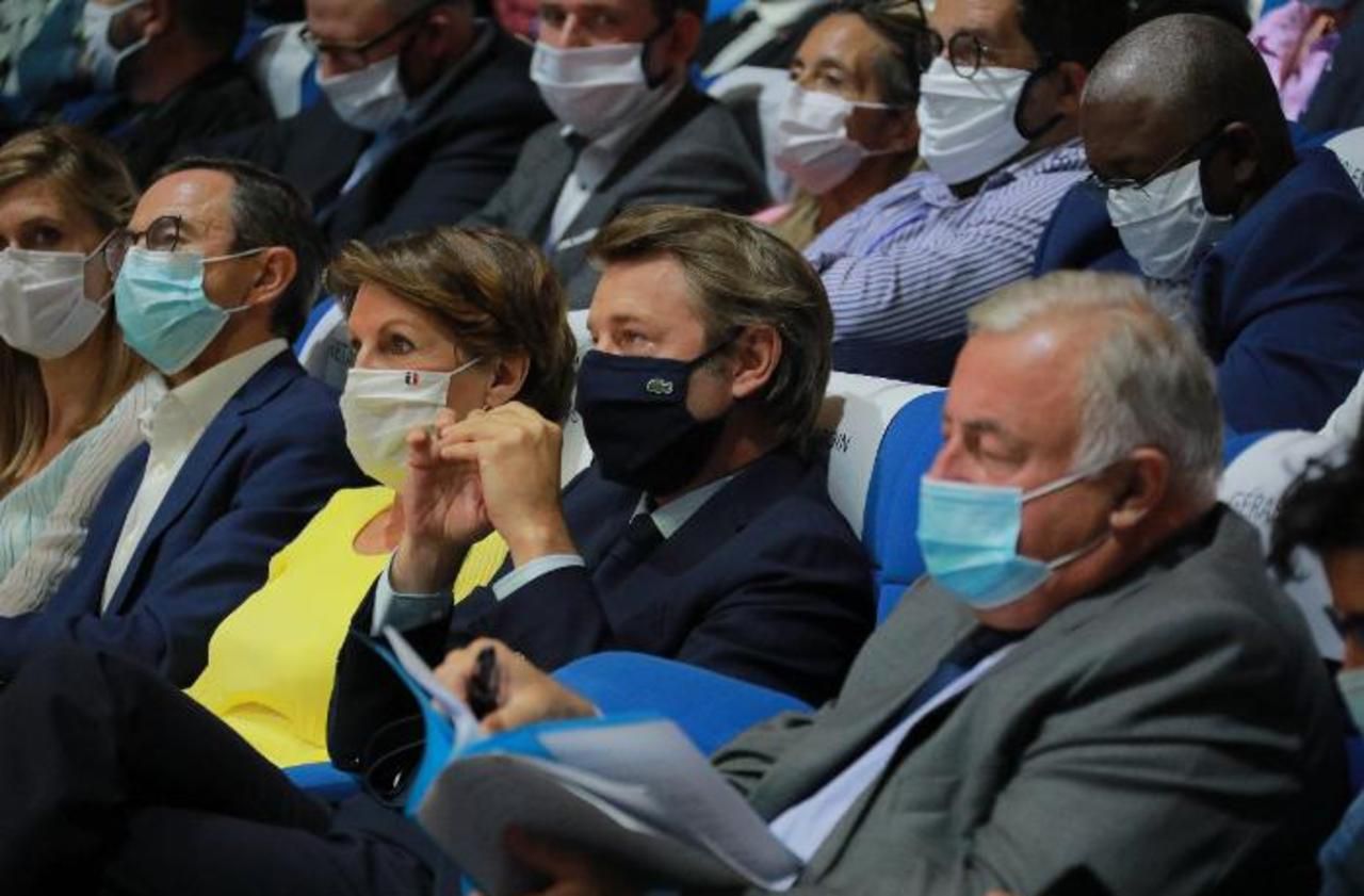 <b></b> François Baroin, au centre avec le masque bleu marine, à deux fauteuils de Bruno Retailleau, lors du « rendez-vous de la jeunesse » des Républicains à Port-Marly (Yvelines), le 5 septembre dernier.