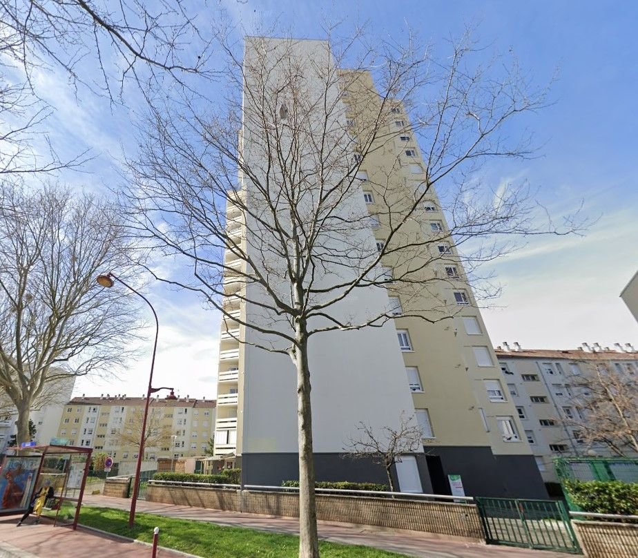 Le Pré Saint-Gervais. C'est dans cette tour qu'une dizaine de balles ont été tirées dans la porte d'un appartement. Google Street View