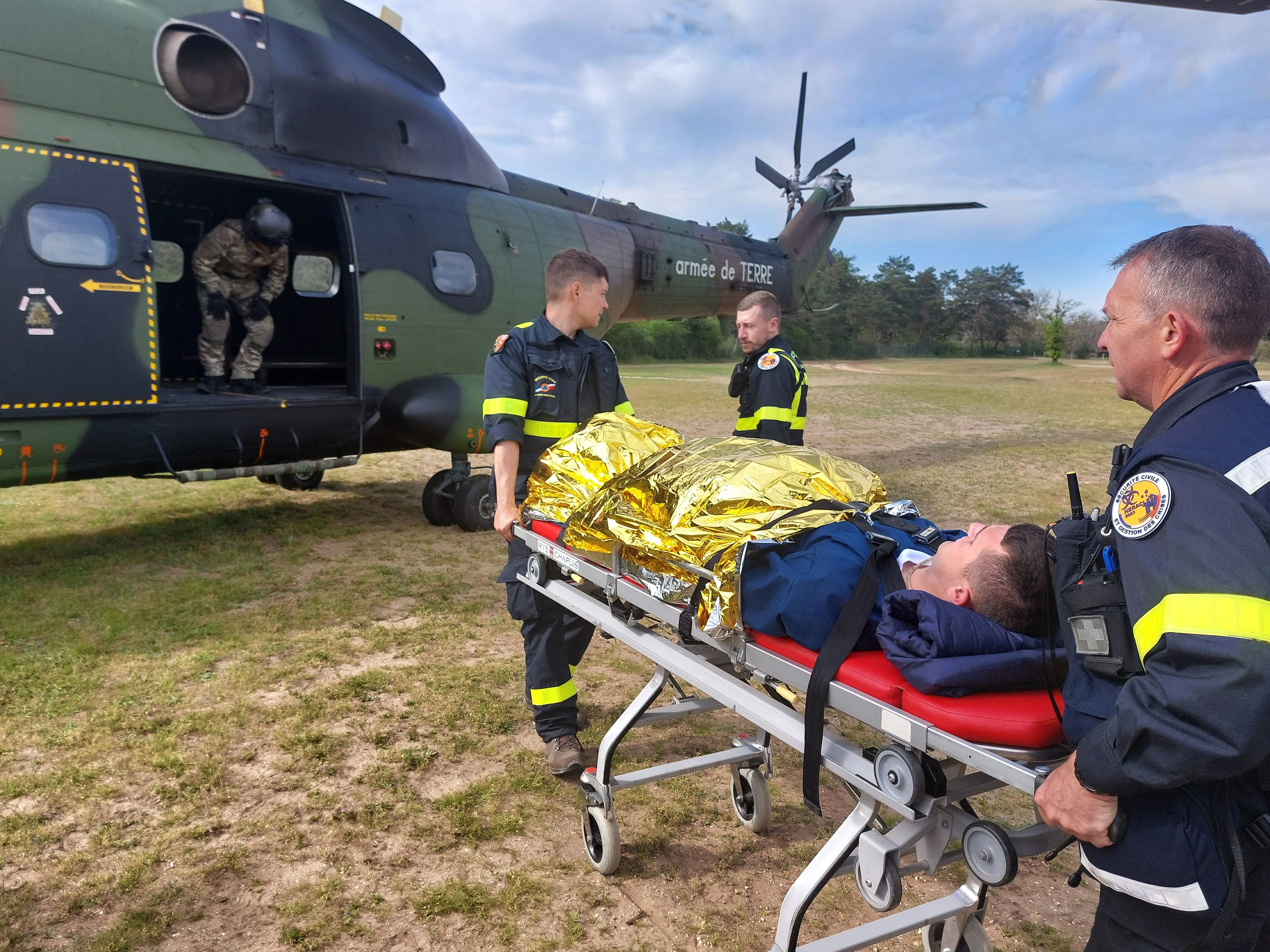 Fontainebleau (Seine-et-Marne), ce jeudi. Les blessés sont évacués par l'armée de terre dans un hélicoptère Puma, lors de la simulation d'un attentat chimique sur le site du Grand Parquet. LP/F.L.