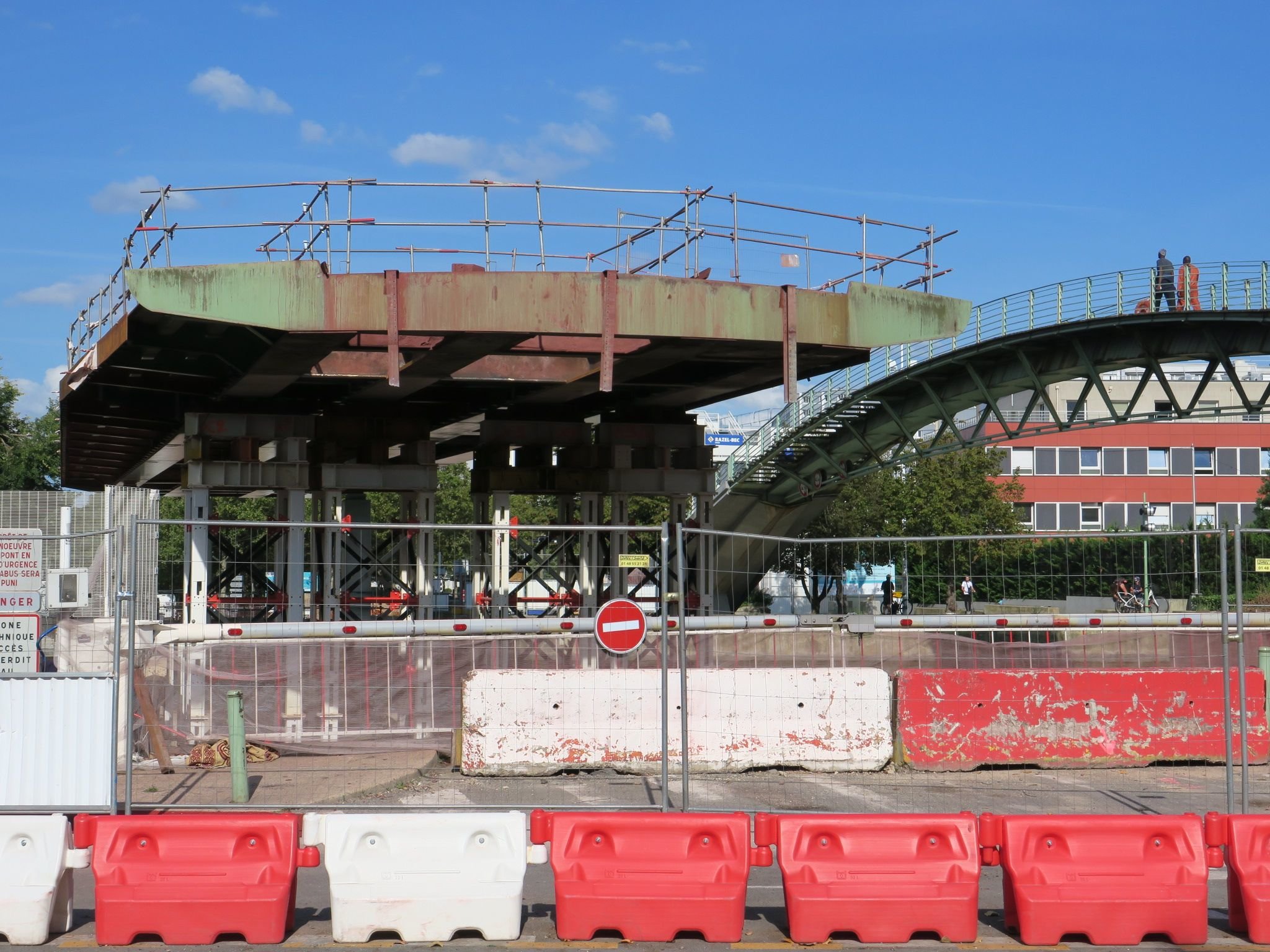 Saint-Denis (Seine-Saint-Denis), le 2 septembre. Le tablier de l'ancien pont tournant du Franc-Moisin sera réutilisé pour construire une des nouvelles passerelles. LP/Anthony Lieures